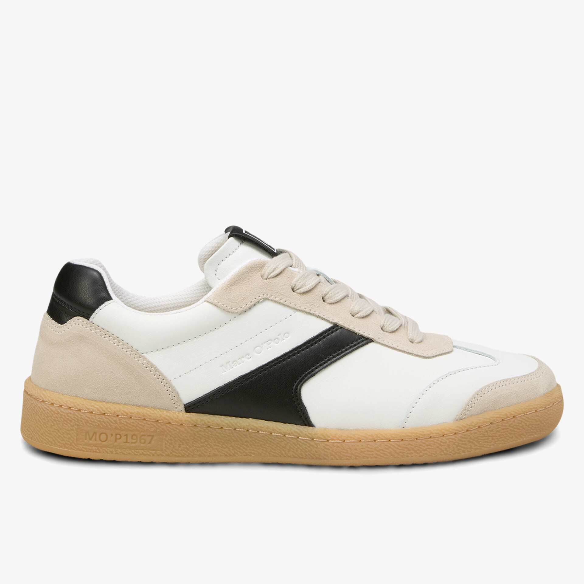 Seitlich sichtbarer Sneaker in Weiß mit schwarzen Akzenten und brauner Gummisohle, sportlich und bequem