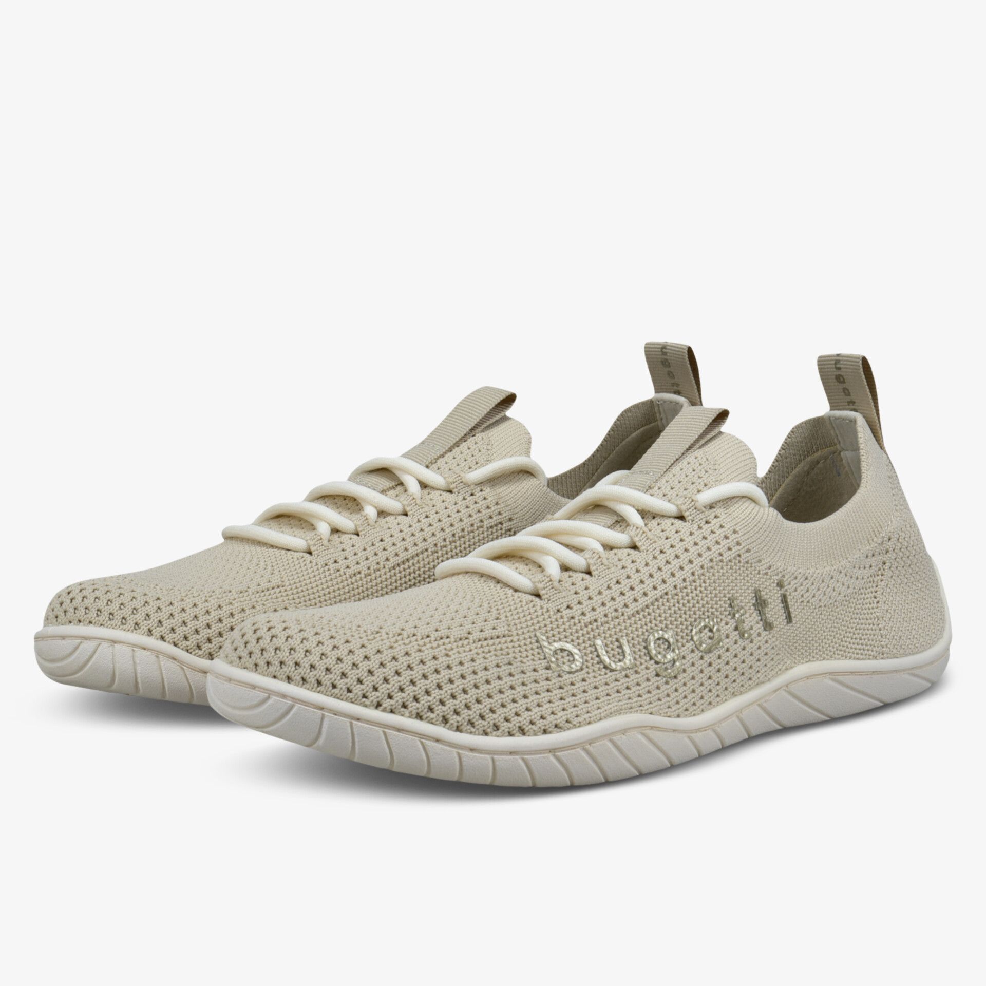 Stylische, beige Schuhe von Bugatti mit atmungsaktivem Material und rutschfester Sohle für hohen Komfort.