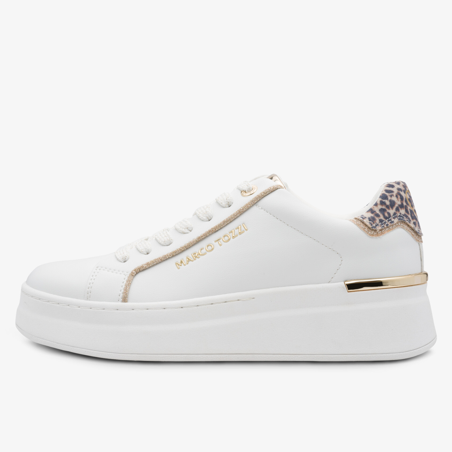 Seitliche Ansicht des weißen Sneakers mit Leopardenmuster und goldenen Details, bequeme Plateausohle