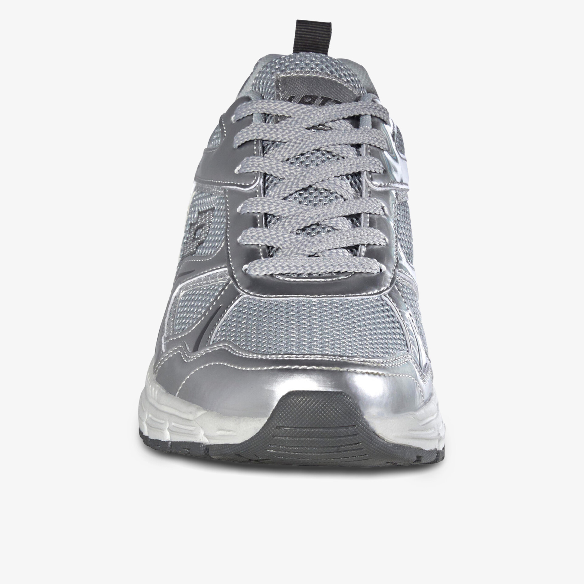 Moderner Sportschuh in glänzendem Silber mit atmungsaktivem Material und komfortabler Passform.