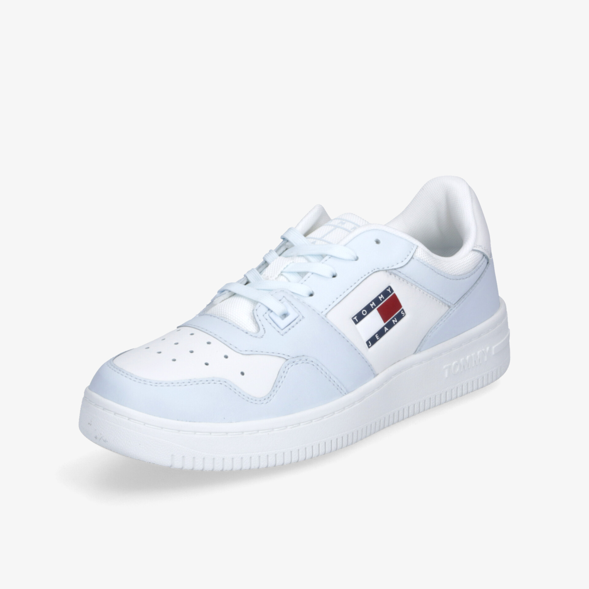 Weißer Sneaker in schräger Vorderansicht mit markantem Logo und bequemer Polsterung für sportlichen Stil