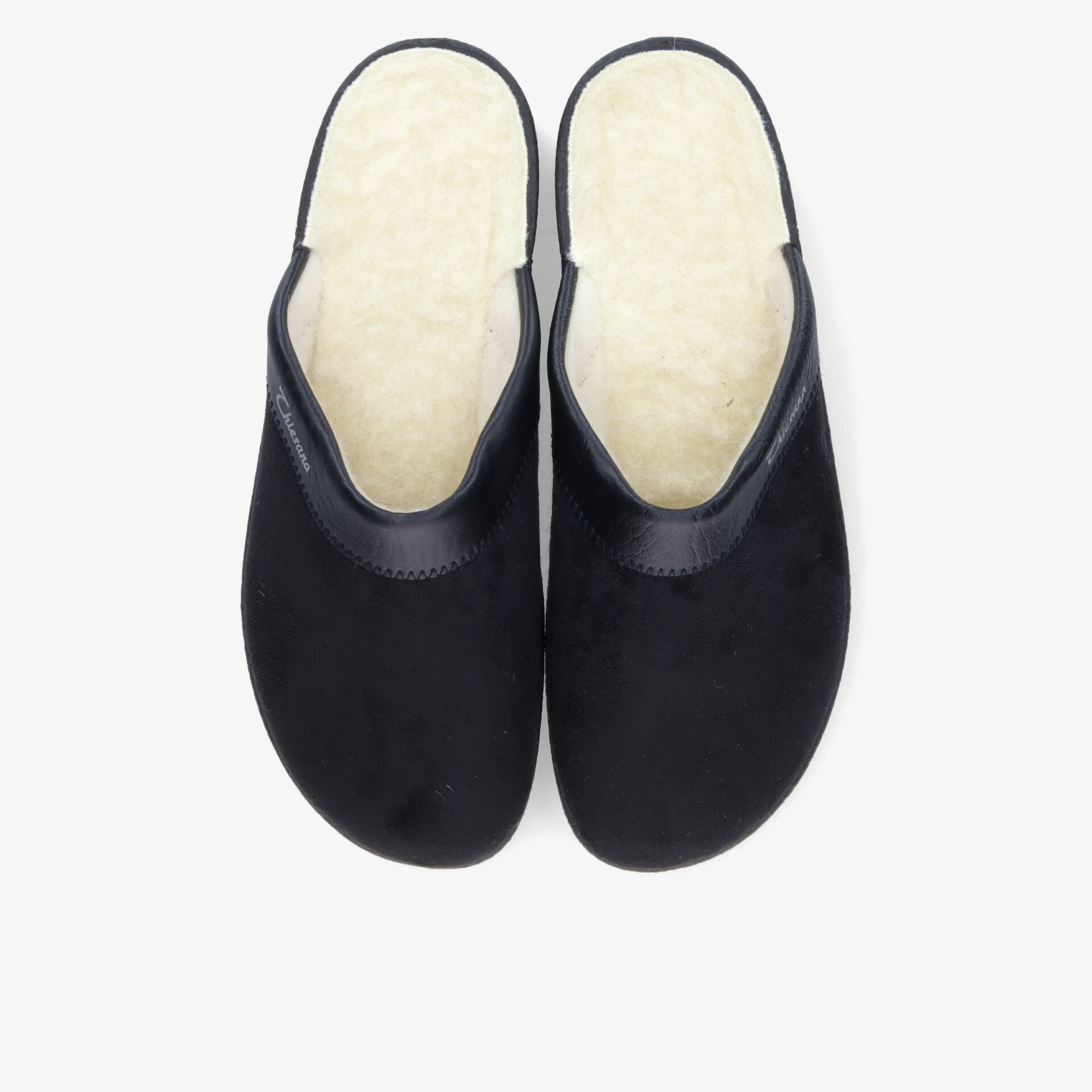 Weiche schwarze Hausschuhe mit warmem Innenfutter, geschlossenem Design und einfachem Einstieg für hohen Tragekomfort