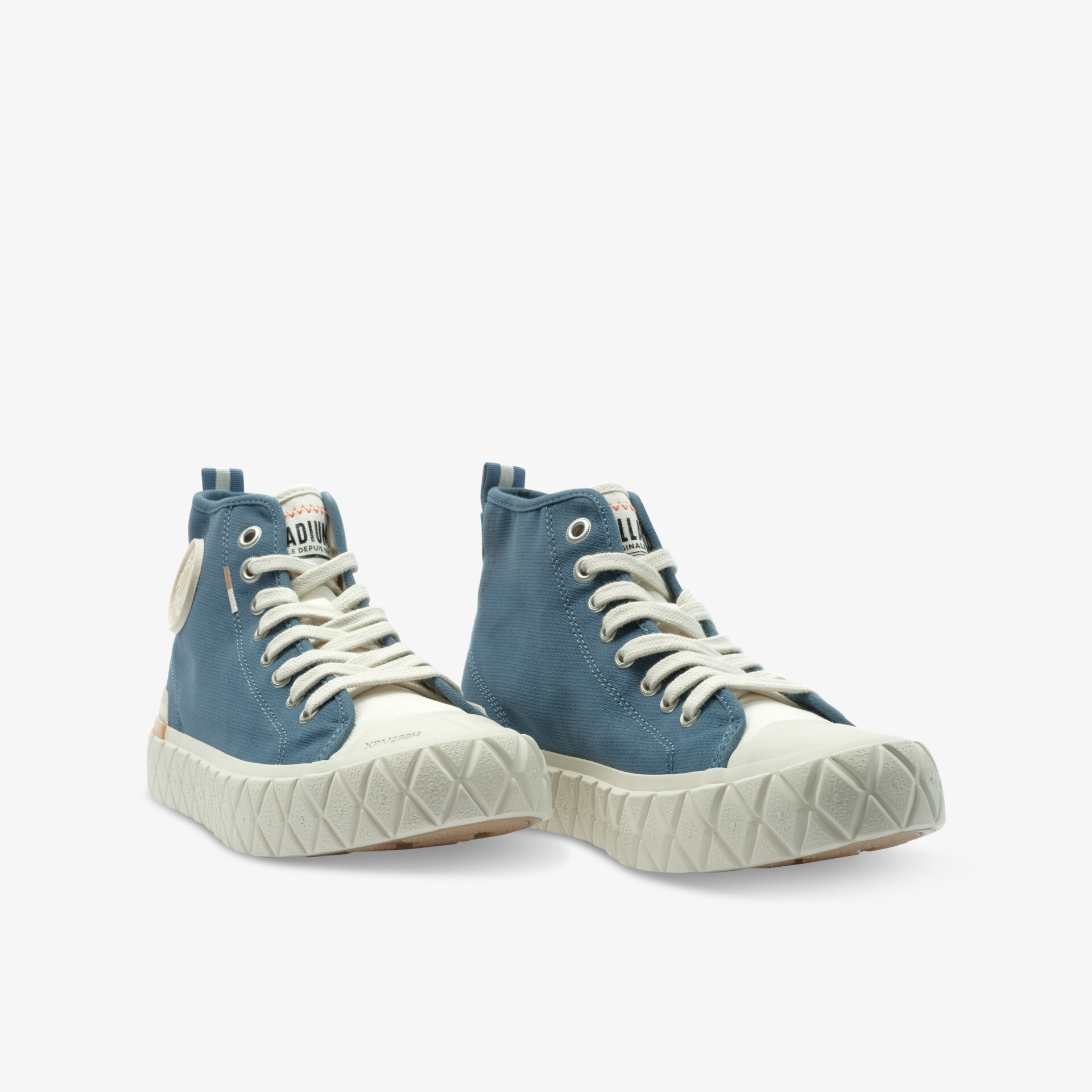 Blauer High-Top Sneaker als Paar mit robuster Sohle und komfortabler Passform für vielseitigen Einsatz