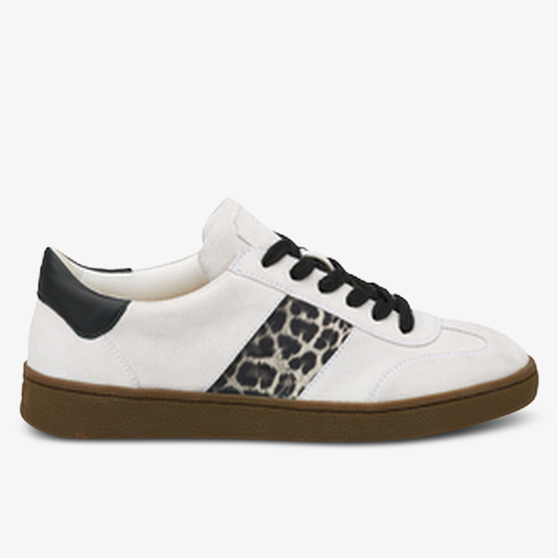 Seitliche Ansicht eines weißen Sneakers mit Leopardenmuster Akzent und brauner Sohle, bequemer Freizeitschuh