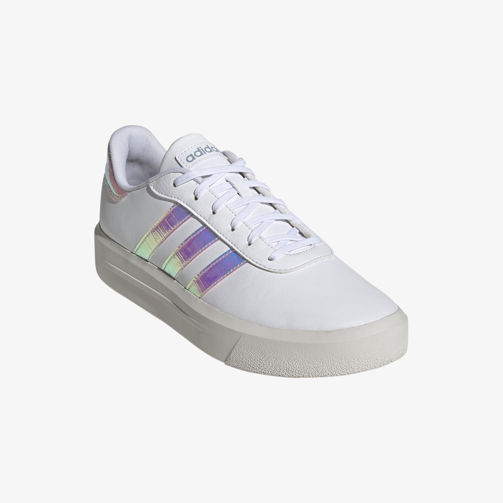 Weißer Sneaker von adidas mit schillernden Streifen für sportlichen Komfort und modisches Aussehen.