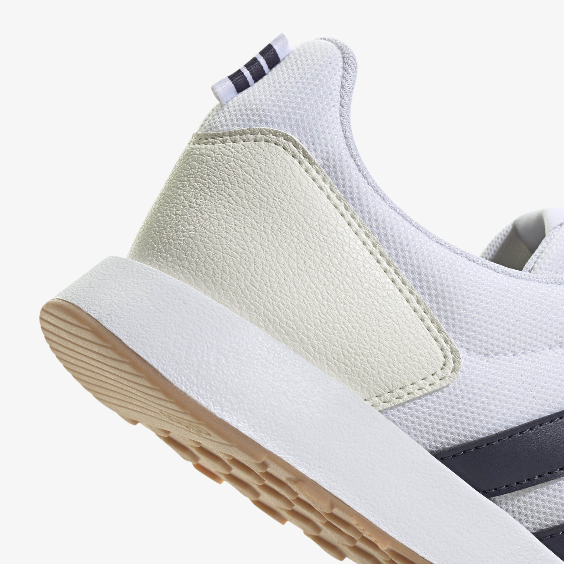 Stilvoller Sneaker mit weißem Obermaterial und sportlichem Design für optimalen Komfort.