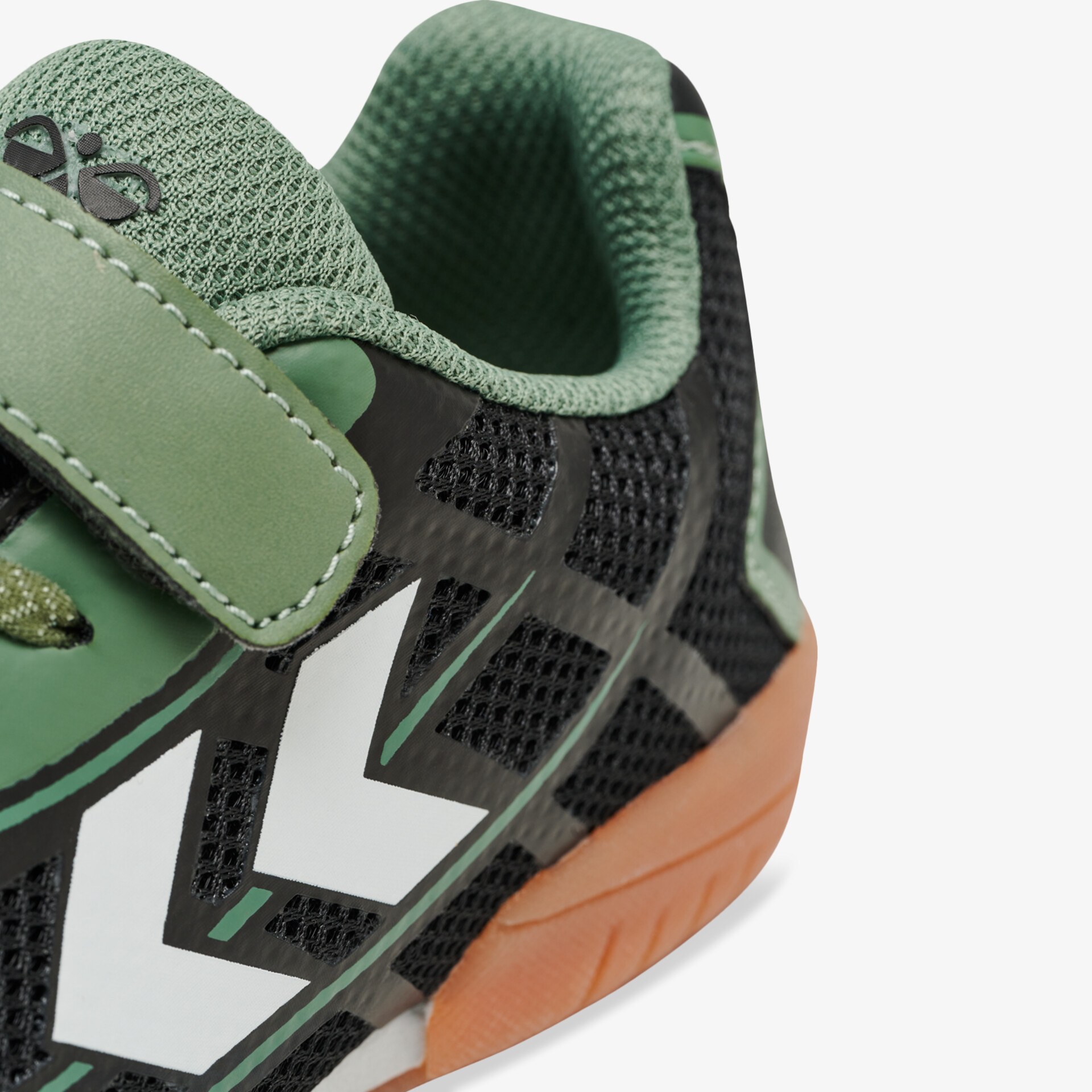 Moderner Sportschuh in grün und schwarz mit Klettverschluss, seitlichem Muster und rutschfester Sohle
