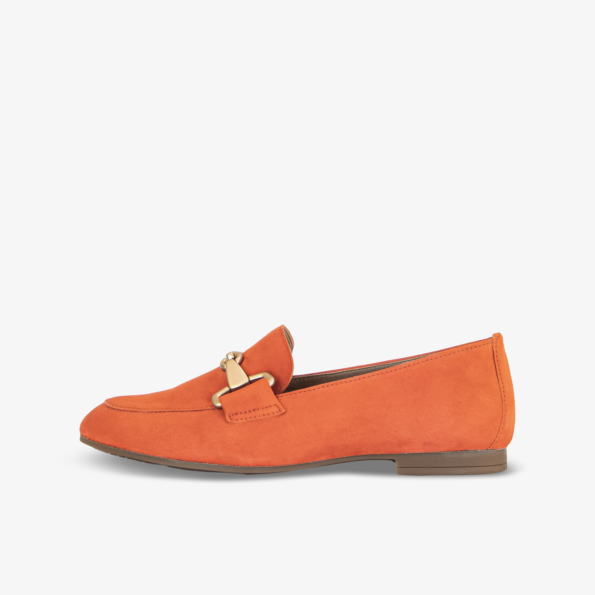 Elegante orangefarbene Loafer mit dekorativer Schnalle in seitlicher Ansicht für stilvolles Auftreten.
