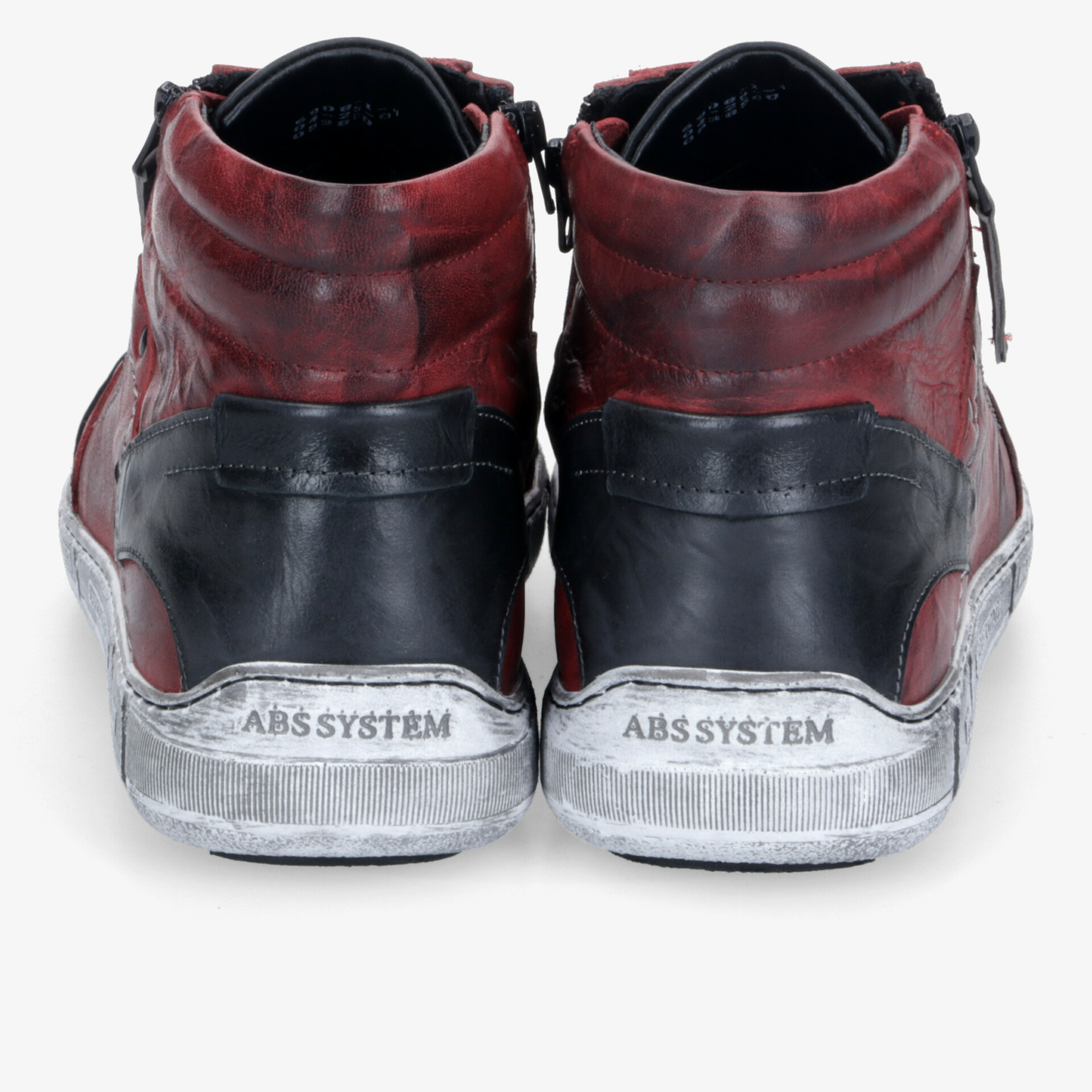 Rückansicht von robusten Sportschuhen mit gepolstertem Schaft und ABS-System-Sohlentechnologie für optimalen Halt