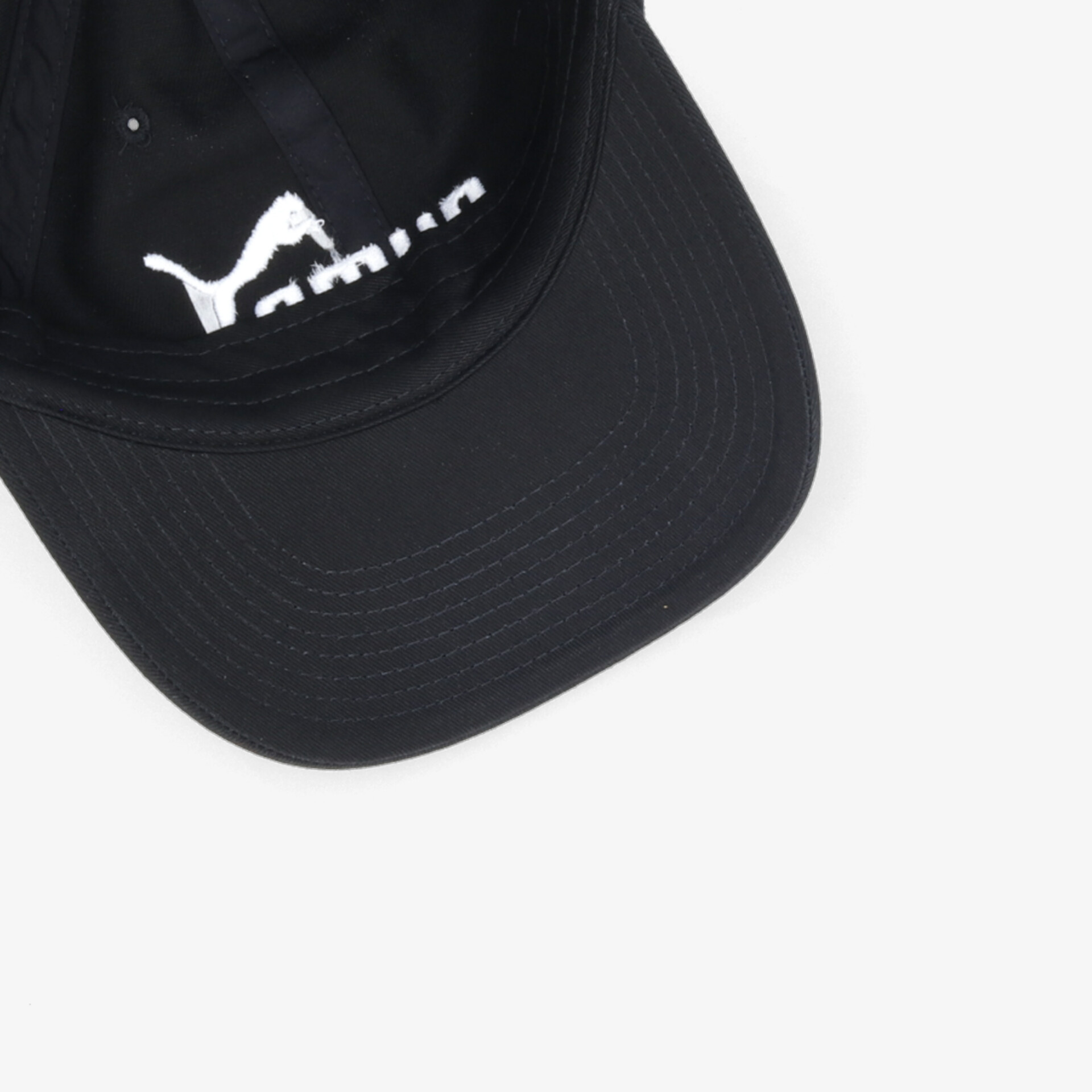 Stylische schwarze Basecap mit auffälligem Logo auf der Vorderseite. Perfekt für einen lässigen Look.