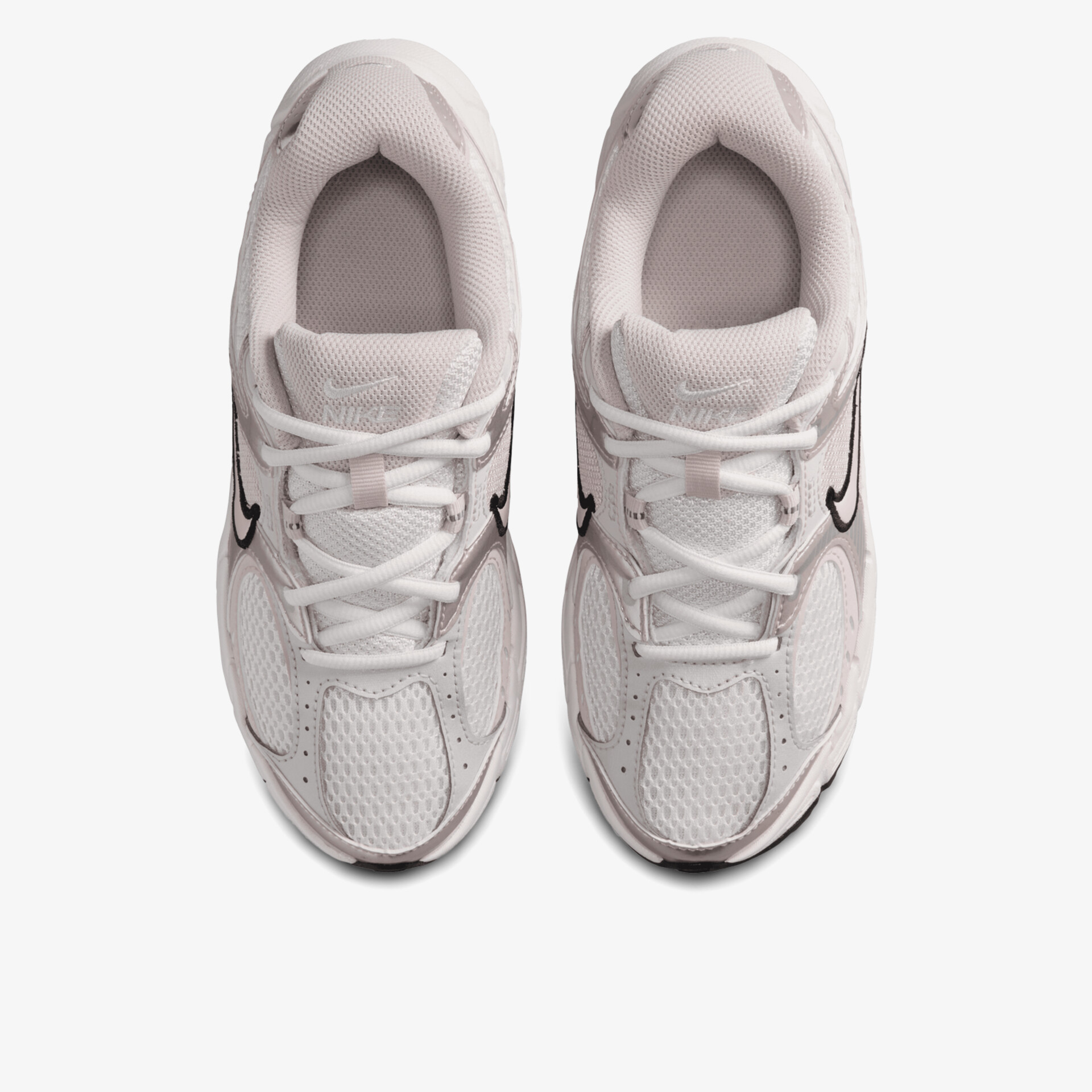 Weiße sportliche Sneaker mit atmungsaktivem Material und bequemen Schnürsenkeln in moderner Optik