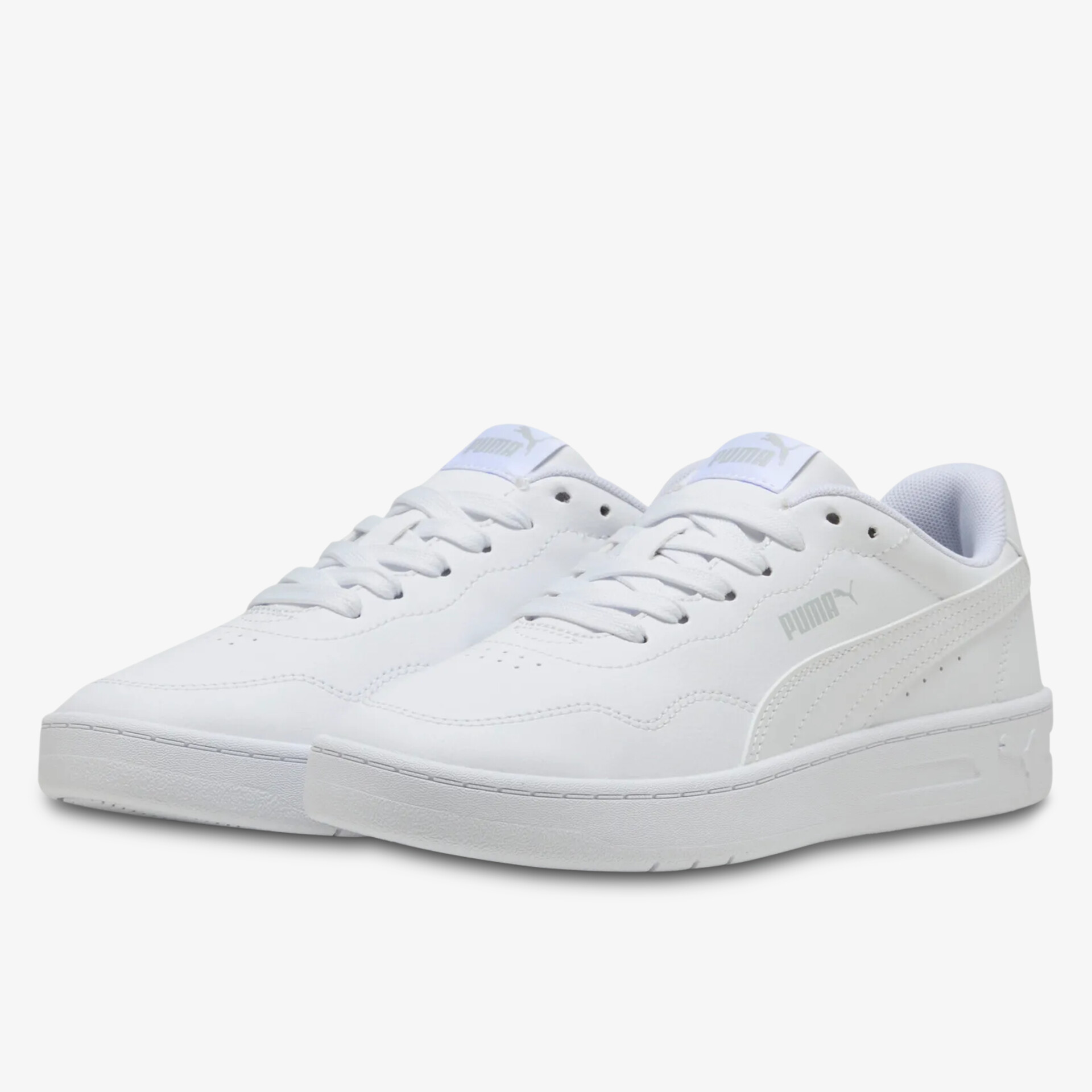 Weiße sportliche Sneaker mit Schnürsenkeln und glatter Oberfläche, bequem und vielseitig kombinierbar