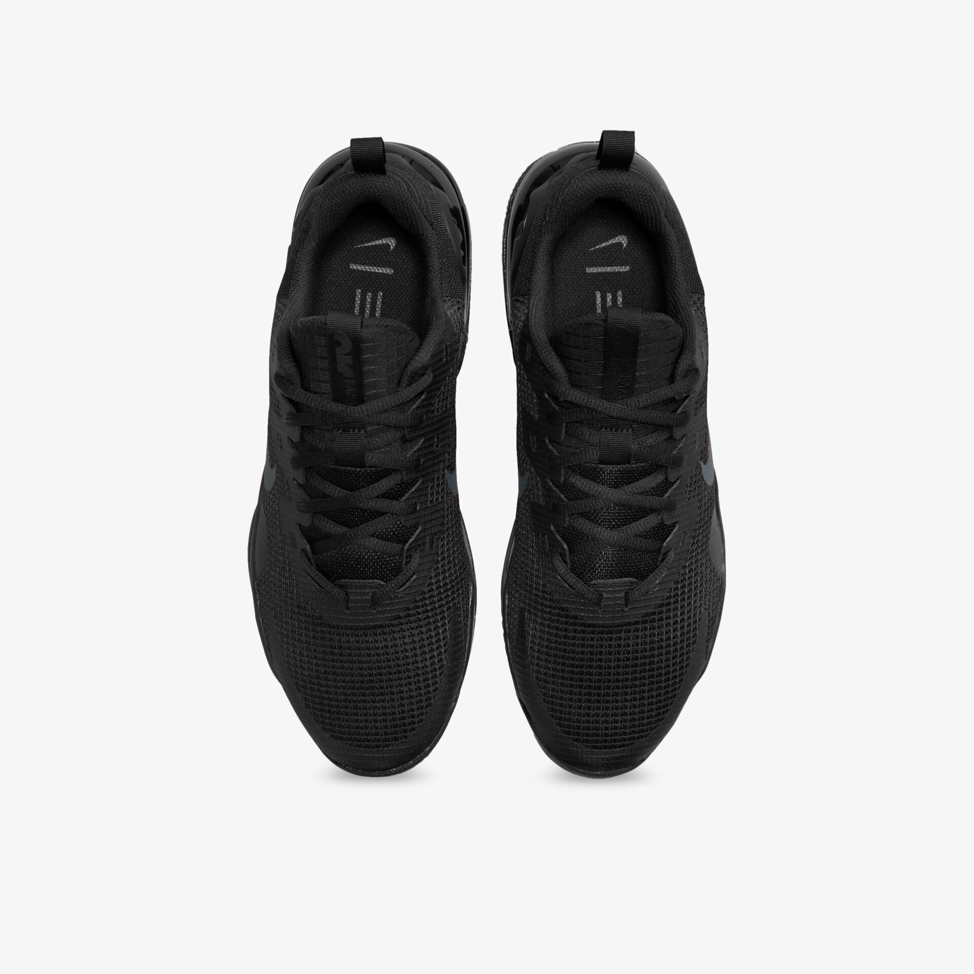 Moderne schwarze Sneaker mit atmungsaktivem Obermaterial und rutschfester Sohle. Ideal für sportliche Aktivitäten.