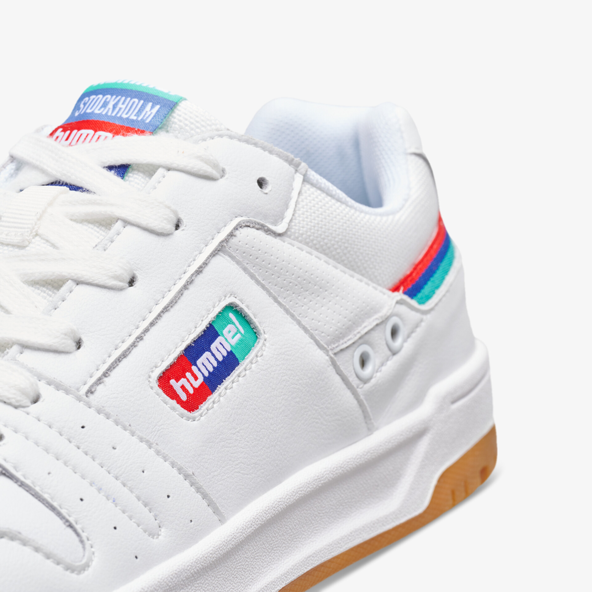 Moderner weißer Sneaker mit farbigen Akzenten, bequemes Design und markantem Logo, ideal für Freizeitaktivitäten.