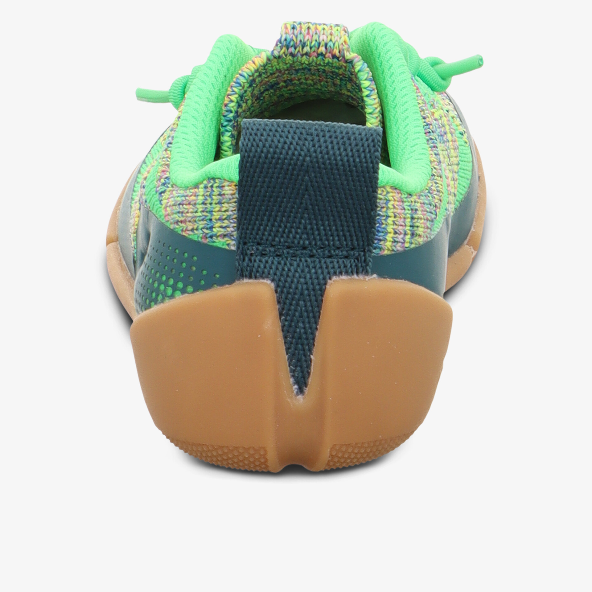 Schuh mit grünem Obermaterial und brauner, rutschfester Sohle, Rückansicht mit stabiler Fersenkappe