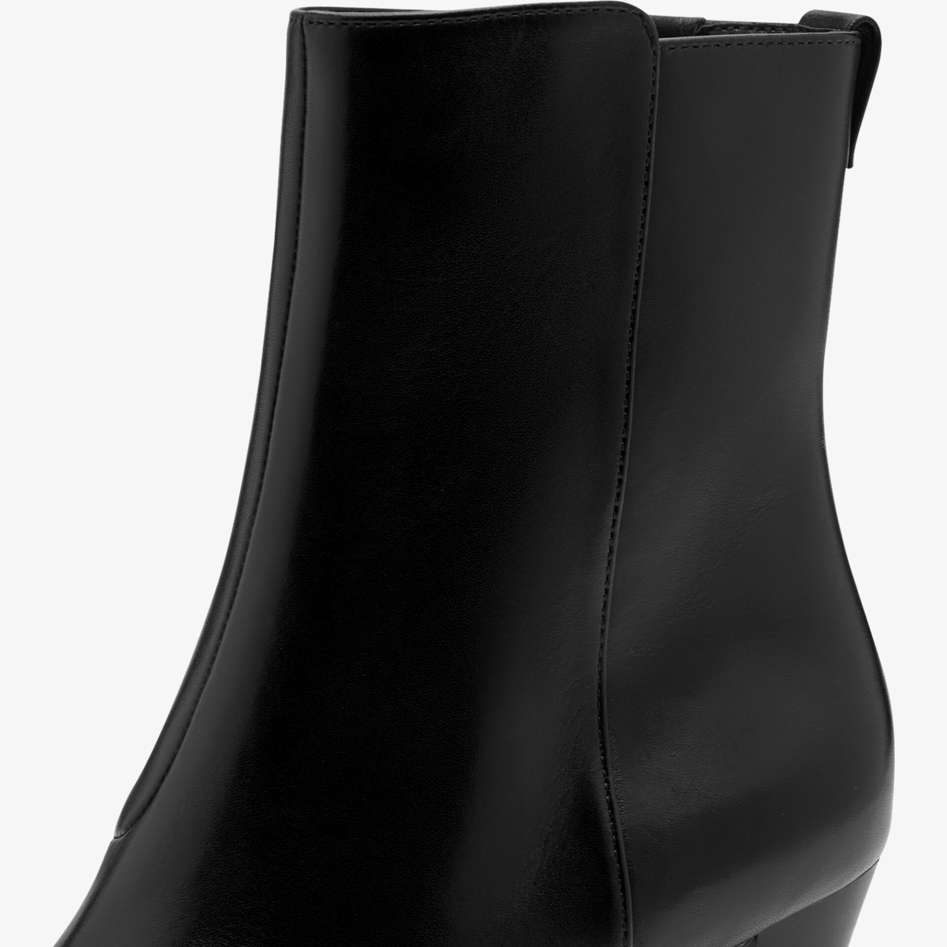 Schwarzer Stiefel mit glatter Oberfläche und elegantem, komfortablem Absatz in moderner Form