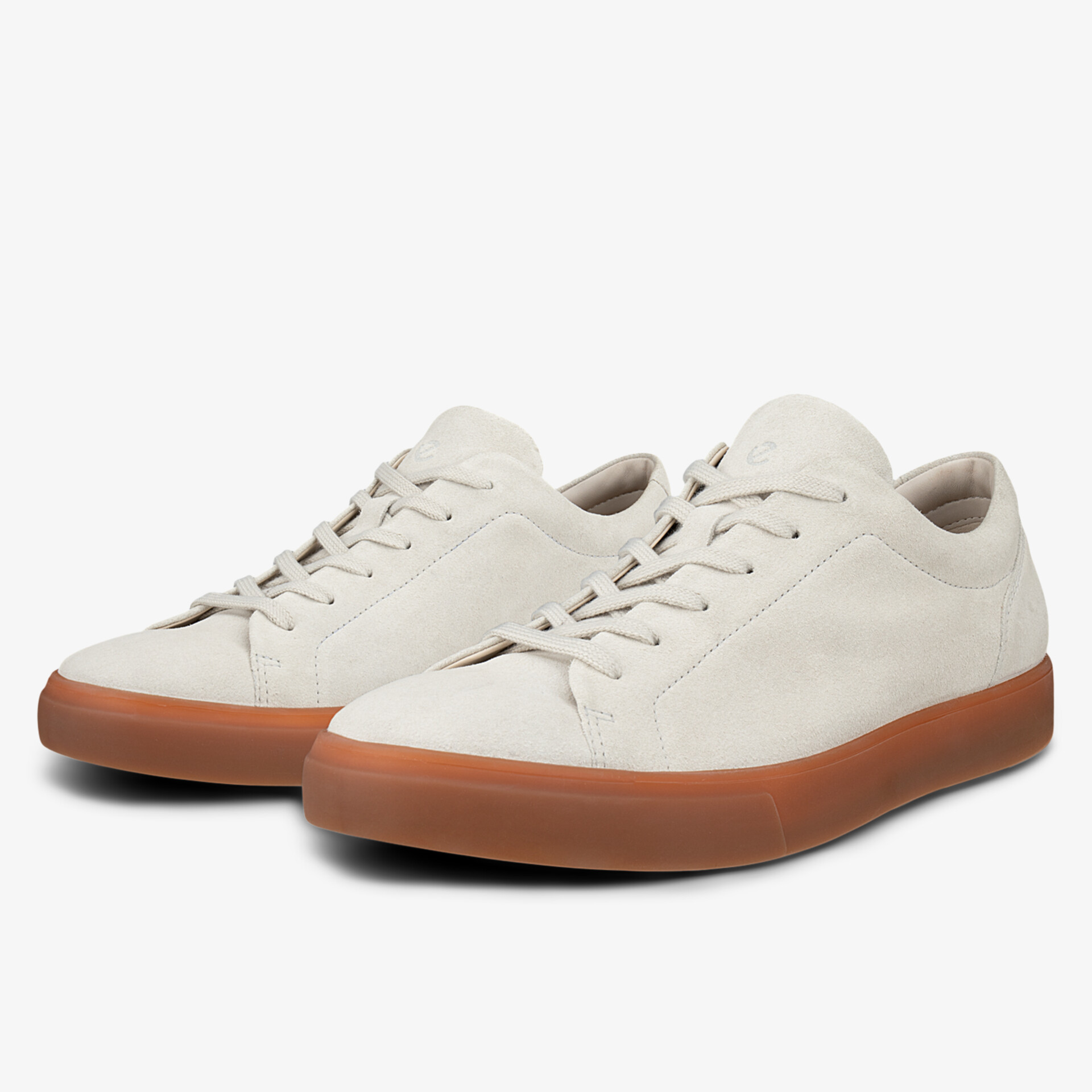 Moderne weiße Sneaker mit bequemer Gummisohle in trendigem Design.