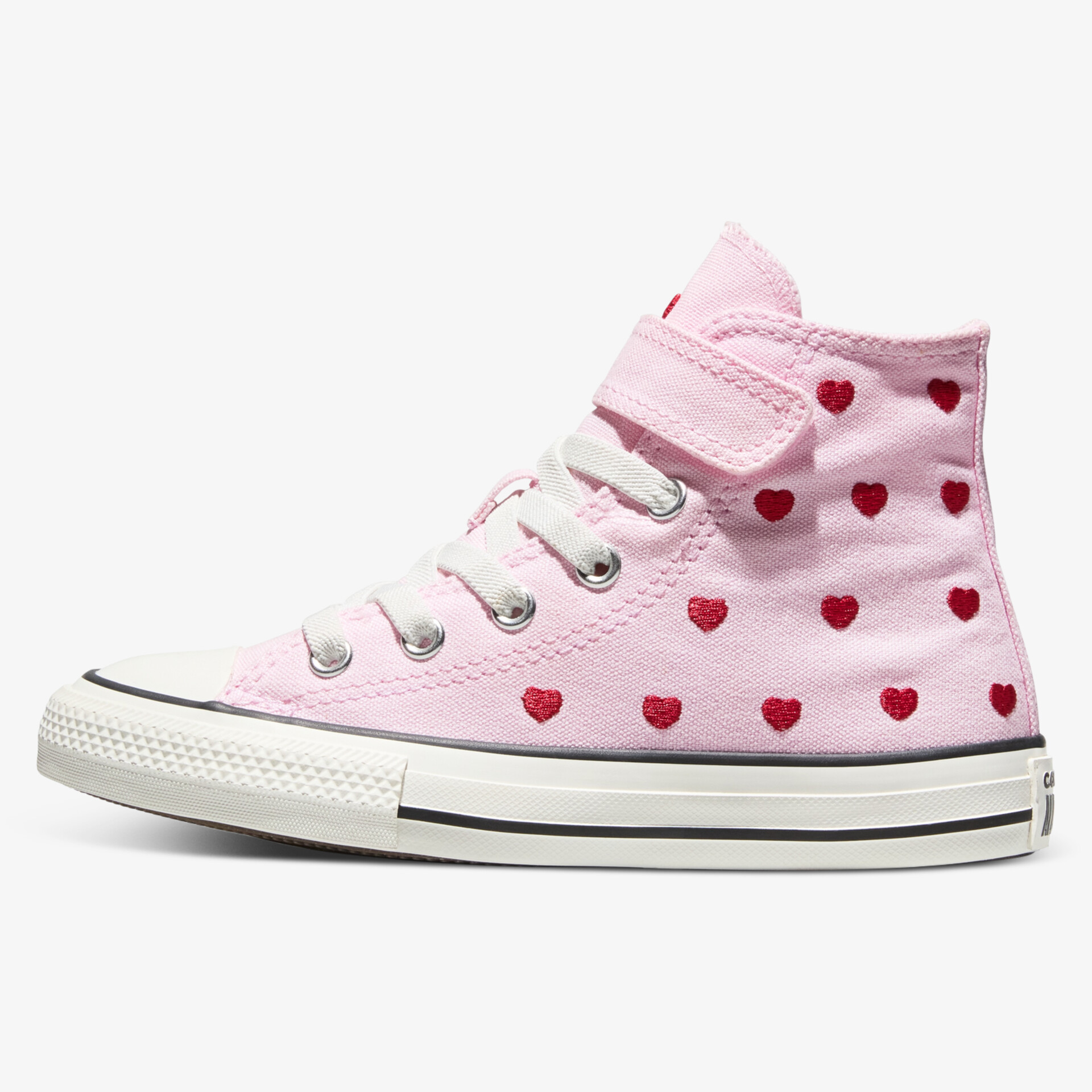 Seitliche Ansicht eines modischen, rosafarbenen Sneakers mit rotem Herzmuster und weißer Sohle