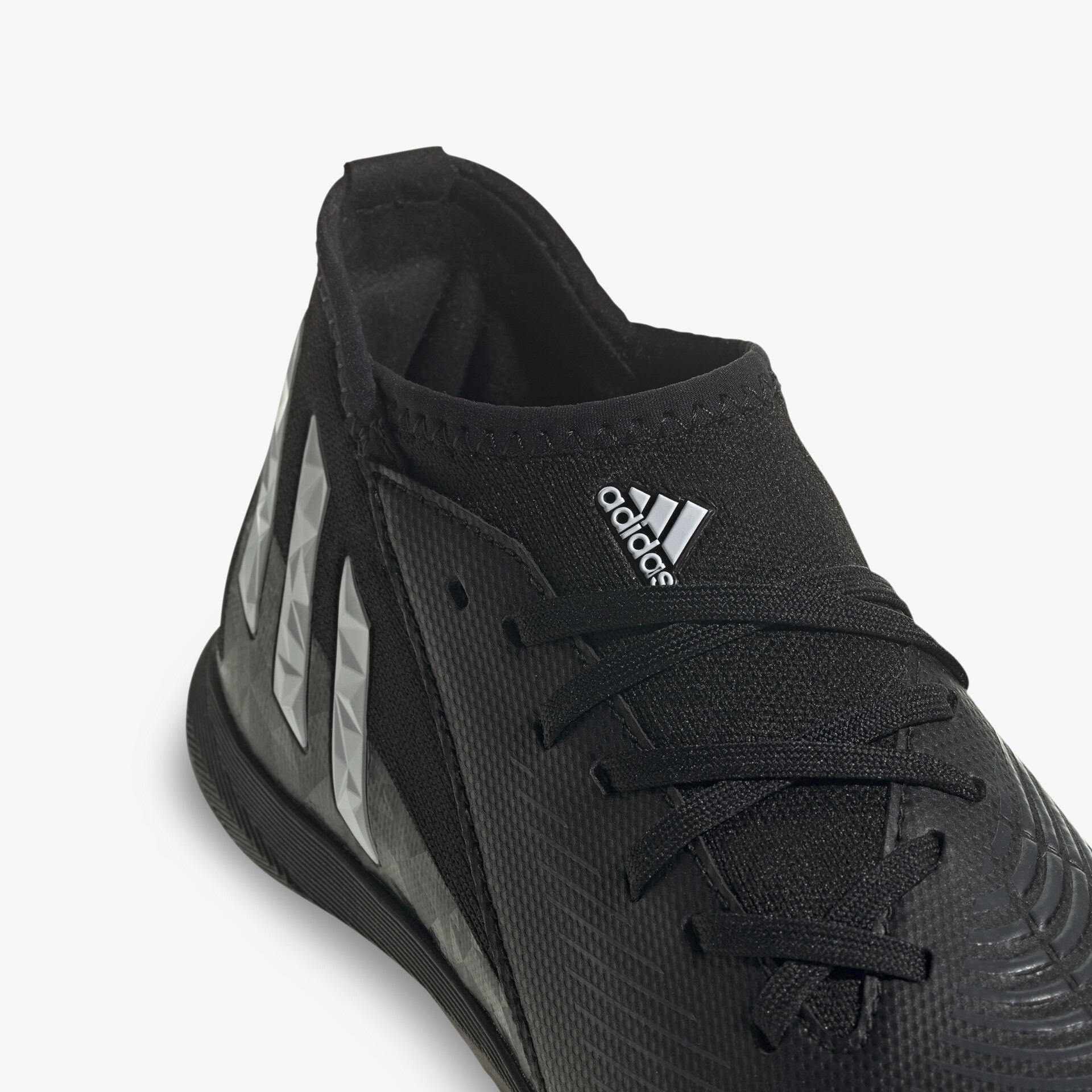Hochwertiger Adidas Sneaker mit modernem Design und robuster Verarbeitung für optimale sportliche Leistung.