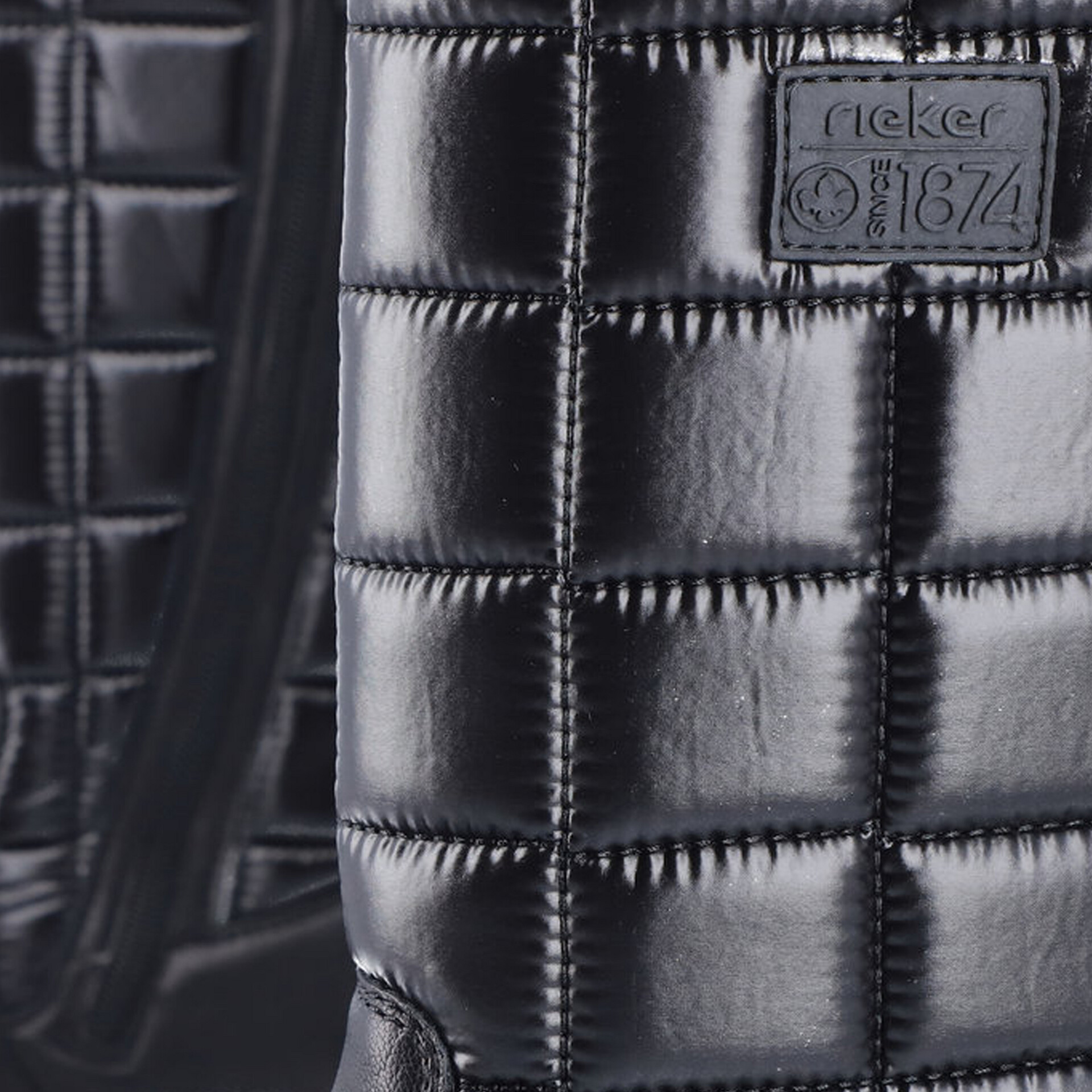 Modische schwarze Tasche mit kariertem Design und langlebiger Oberfläche für einen eleganten Look.