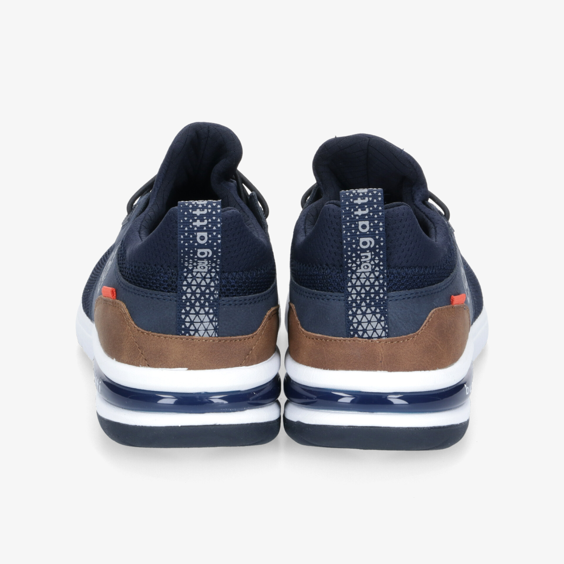 Rückansicht von robusten und komfortablen Sneakers mit gepolstertem Einstieg und farbigen Akzenten