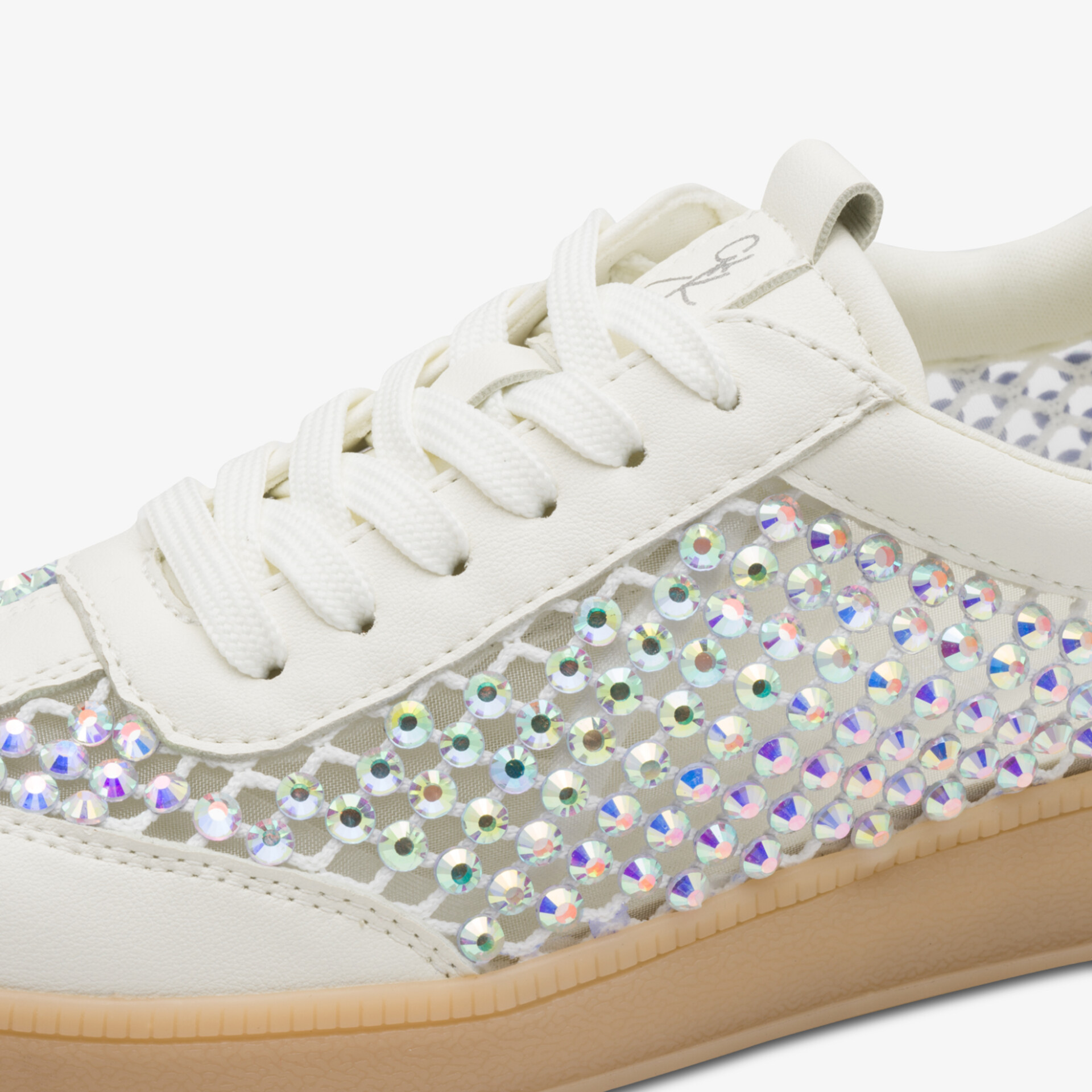 Moderner Sneaker mit funkelnden Verzierungen und bequemer Passform, ideal für stilbewusste Looks