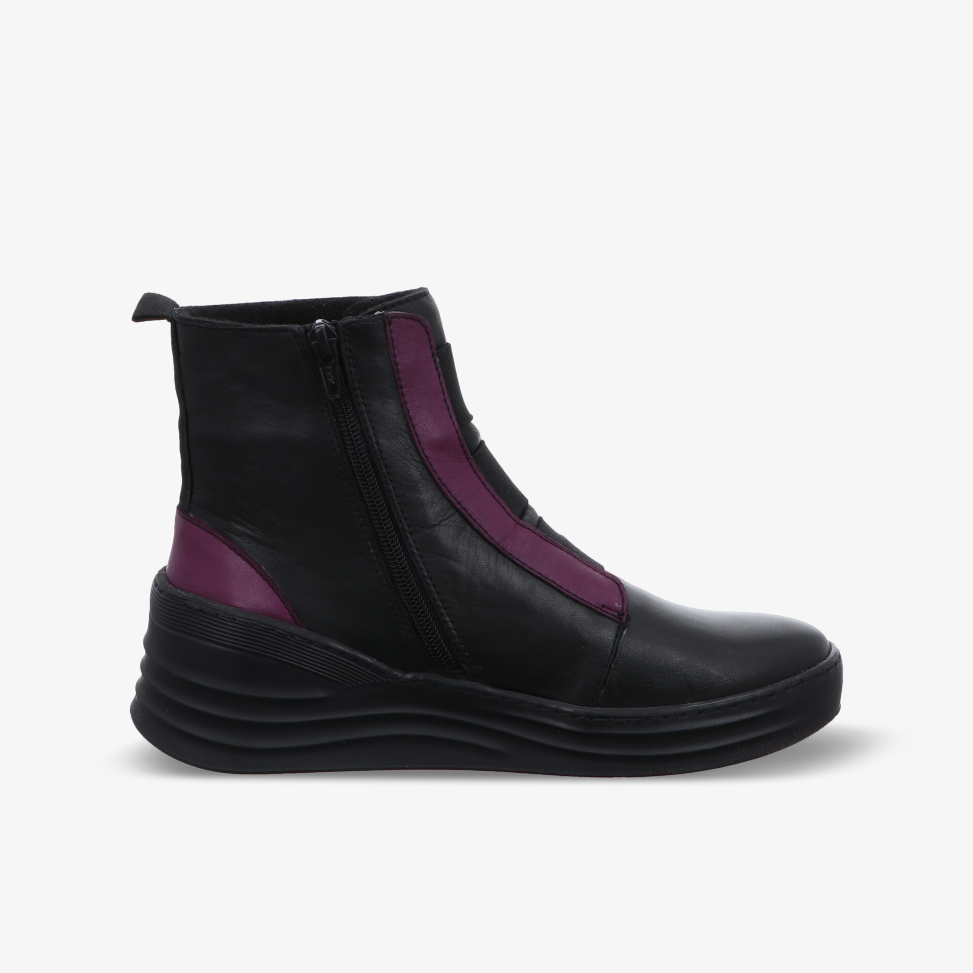 Schwarzer und lila Stiefel mit robustem Design und seitlichem Reißverschluss in klarer Seitenansicht