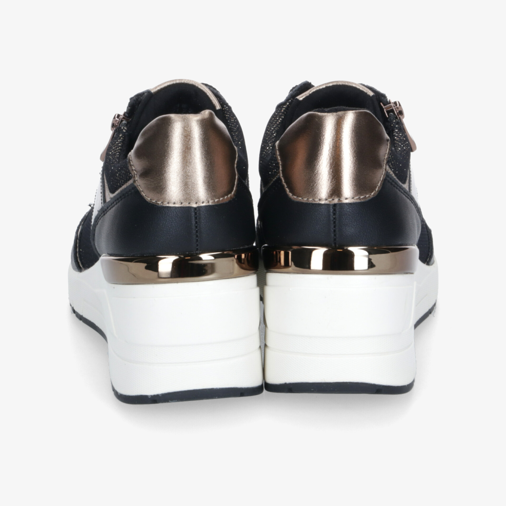 Rückansicht von Plateau-Sneakers mit weißem Keilabsatz und glänzenden Metallic-Details für stilvollen Komfort