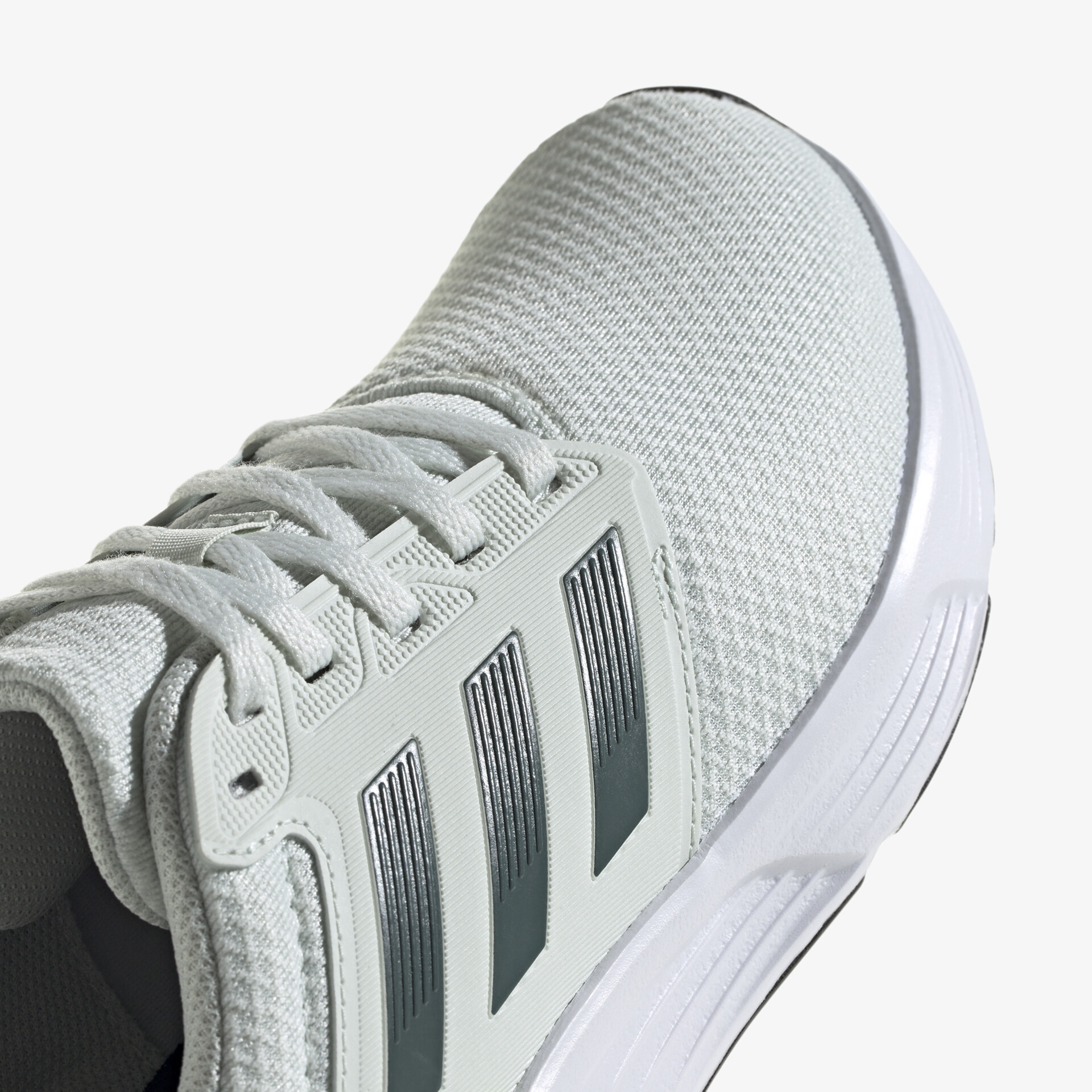 Moderner weißer Sneaker mit bequemer Passform und stilvollen Details, perfekt für Alltag und Sport.