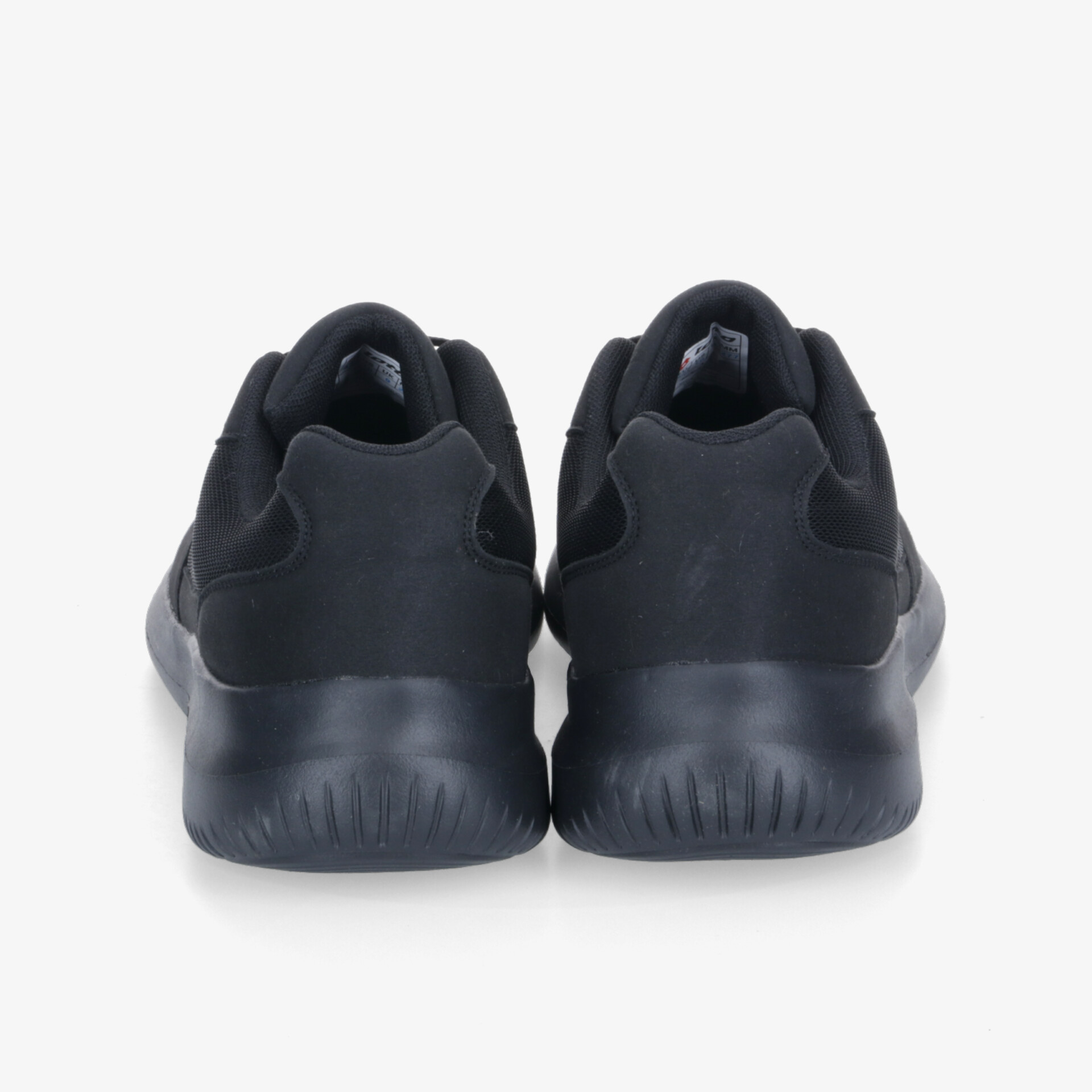 Schwarzes sportliches Schuhpaar, robust und bequem, rutschfeste Sohle und leichte Dämpfung sichtbar, Rückansicht