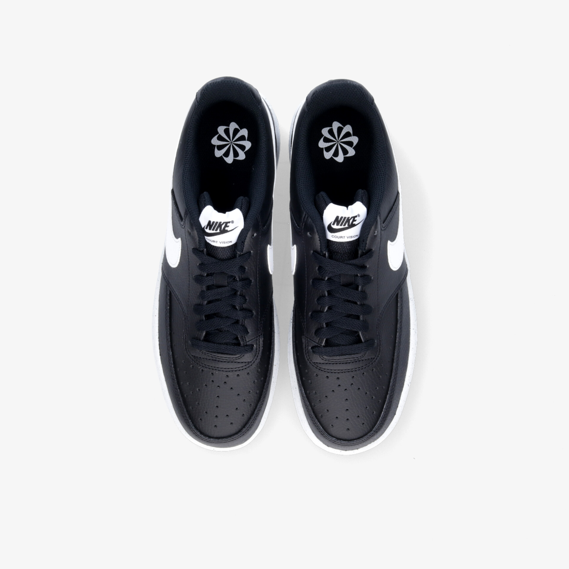 Klassische schwarze Sneaker aus Leder mit sportlichem Design und hohem Tragekomfort, von oben betrachtet.