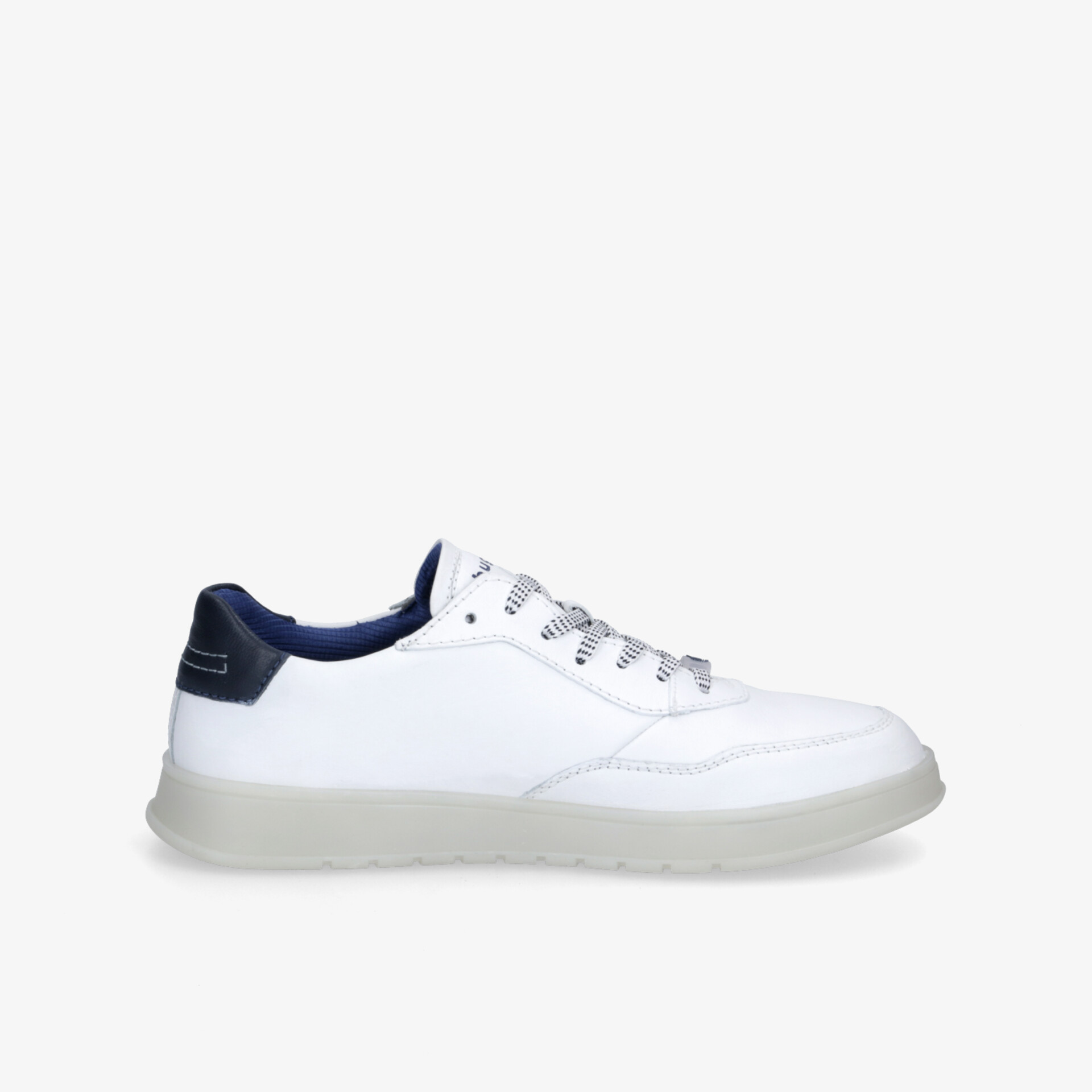 Moderner weißer Sneaker mit blauen Akzenten und komfortabler Sohle in klarer Seitenansicht