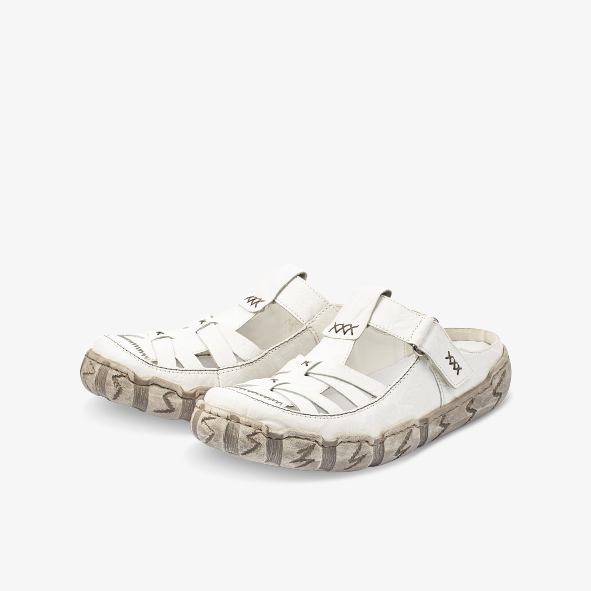 Weißes Paar bequemer und flexibler Freizeitschuhe mit rutschfester Sohle und gepolstertem Innenfutter