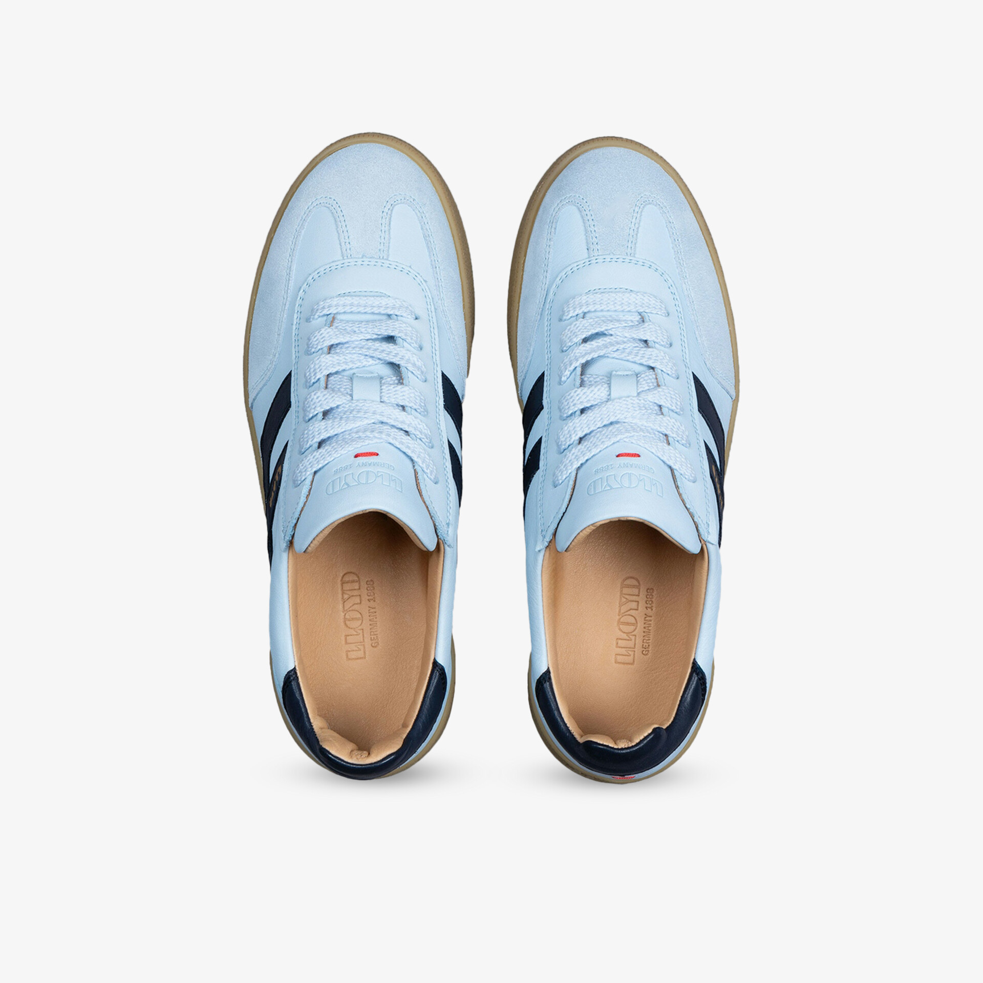 Sportliche weiße Sneaker als Paar von oben abgebildet, mit gepolstertem Schaft und rutschfester Sohle