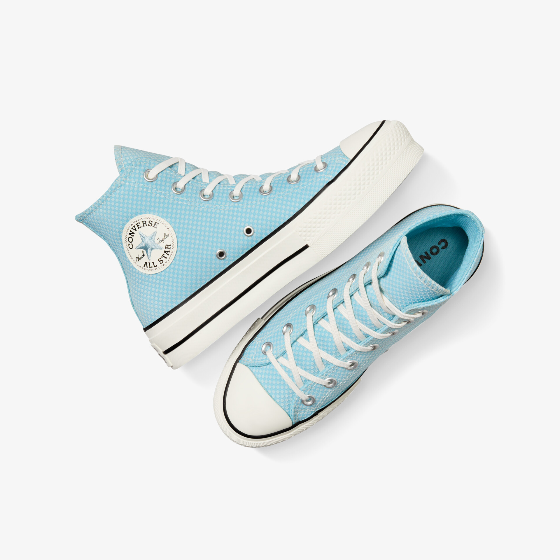 Hellblaue High-Top Sneaker in Draufsicht, sportlich und komfortabel, mit klassischer Schnürung und robustem Design