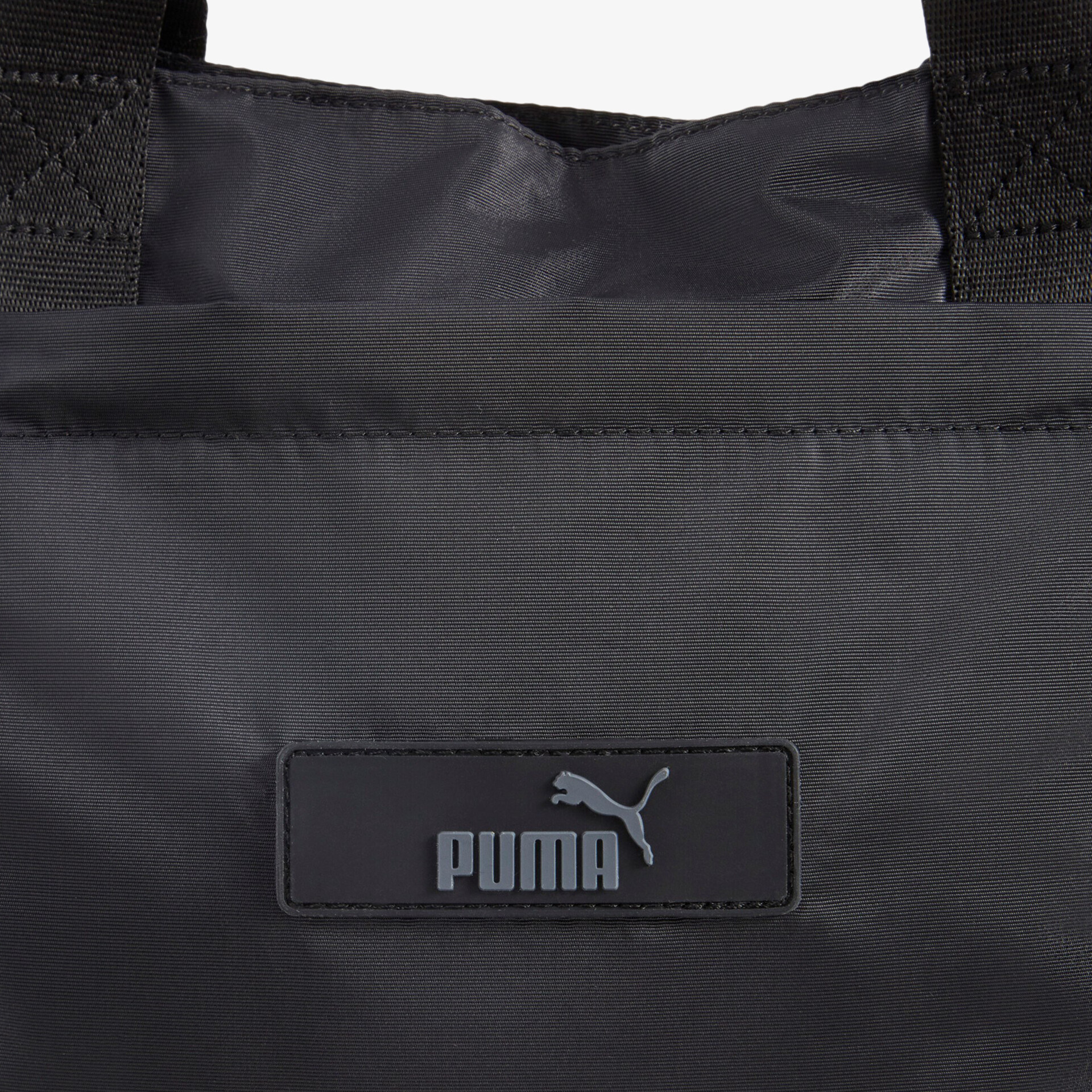 Schwarze Puma-Tasche mit Logo, robustes Design, ideal für den täglichen Gebrauch und einfachen Stil.