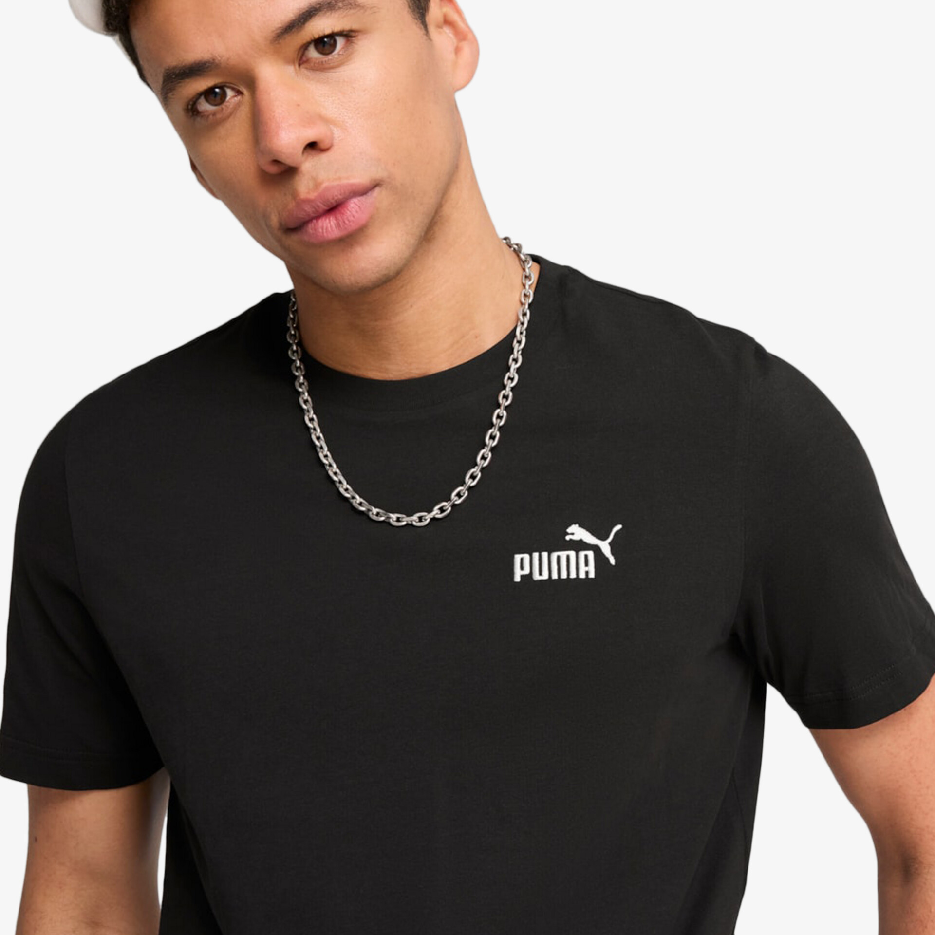 Schwarzes T-Shirt mit kurzem Arm und auffälligem Puma-Logo, bequem und sportlich im Detail sichtbar