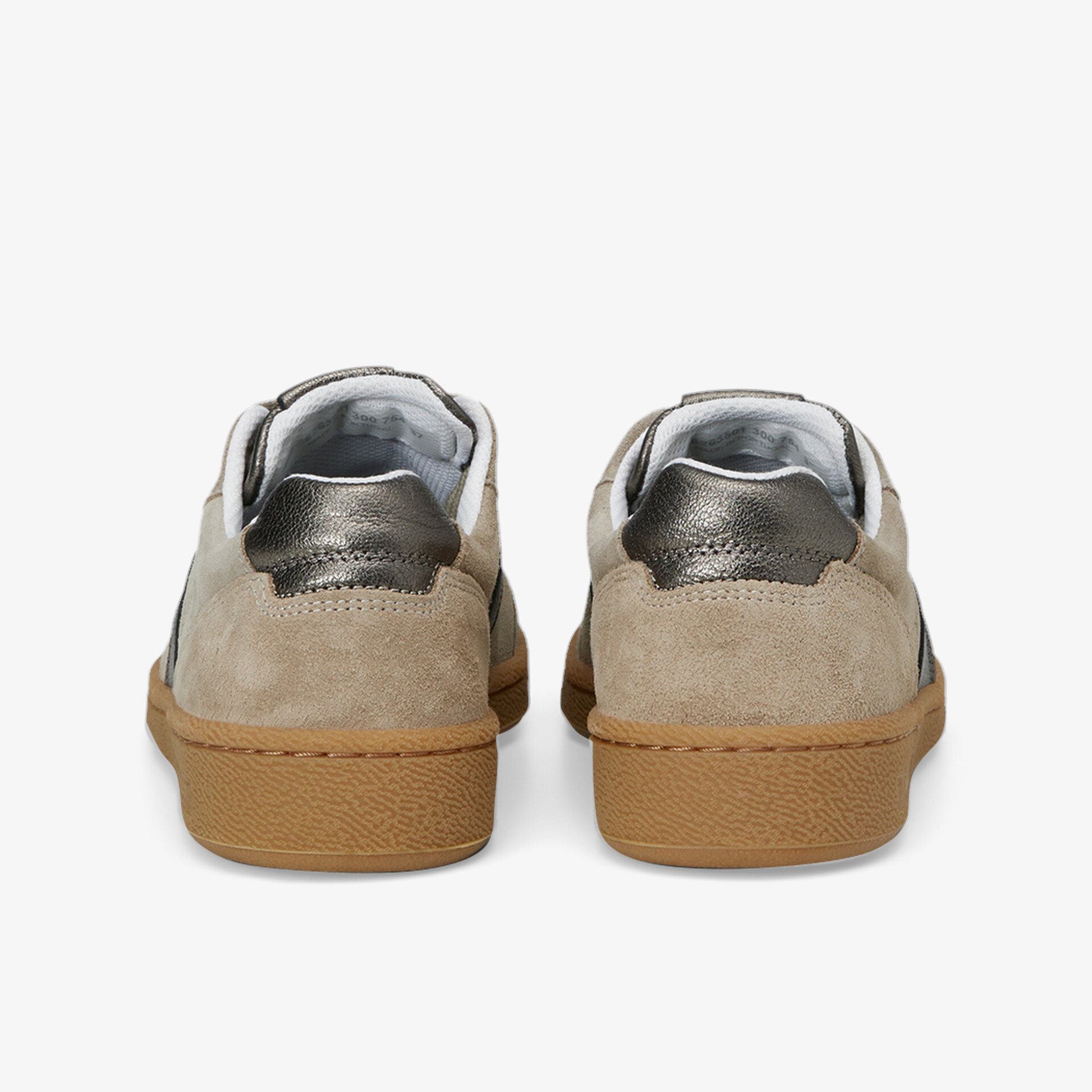Bequeme beige Schuhe mit robuster Gummisohle in moderner Rückansicht für den Freizeitgebrauch