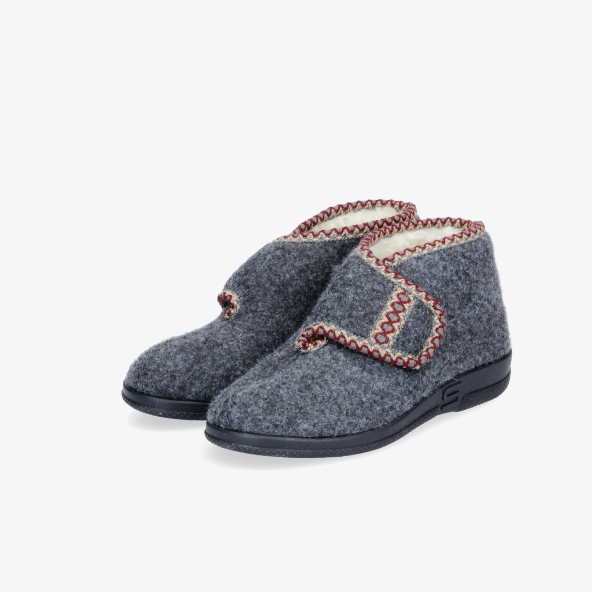 Komfortable graue Filzhausschuhe mit rotem Zierband und rutschfester Sohle für behagliche Momente daheim.