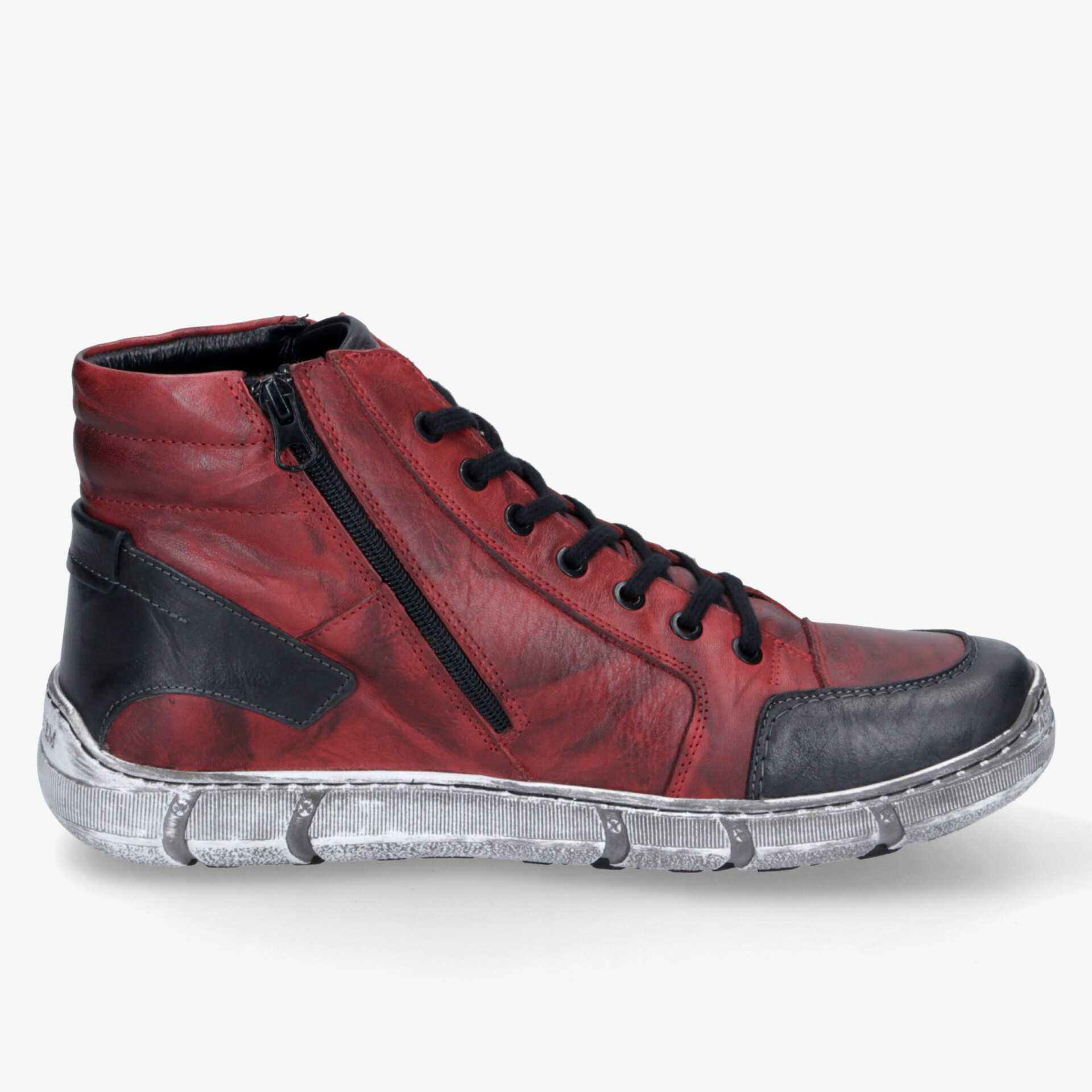Roter Sneaker aus Leder mit seitlichem Reißverschluss und robuster, abgenutzter Gummisohle in klarer Seitenansicht