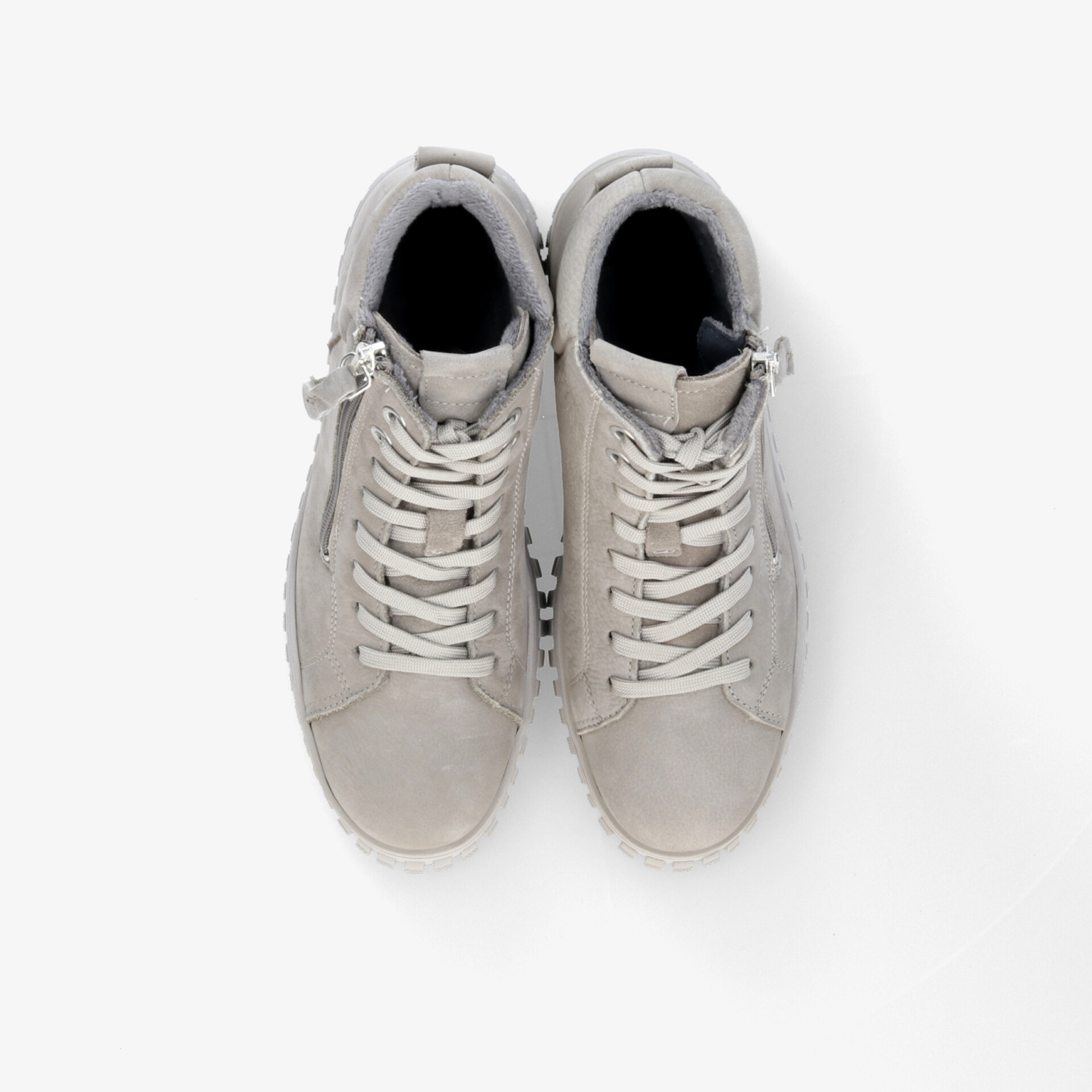 Graues Sneaker-Paar in Draufsicht mit schnürung, bequem, leicht und robust, ideal für sportliche Aktivitäten