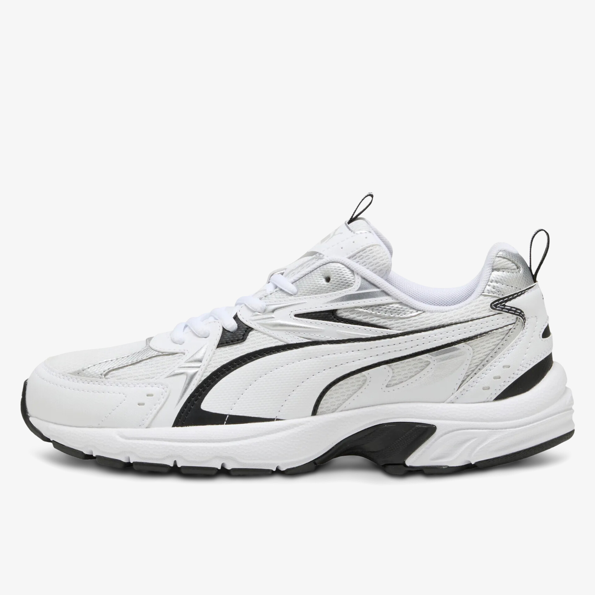 Leichter weißer Sportschuh mit atmungsaktivem Material und rutschfester Sohle, seitliche Profilansicht