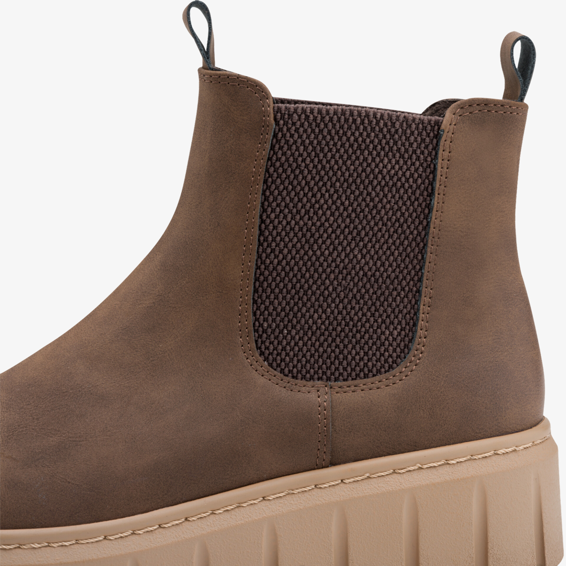 Braune Chelsea-Boots mit elastischem Einsatz und robuster Plateausohle für bequemen Alltag
