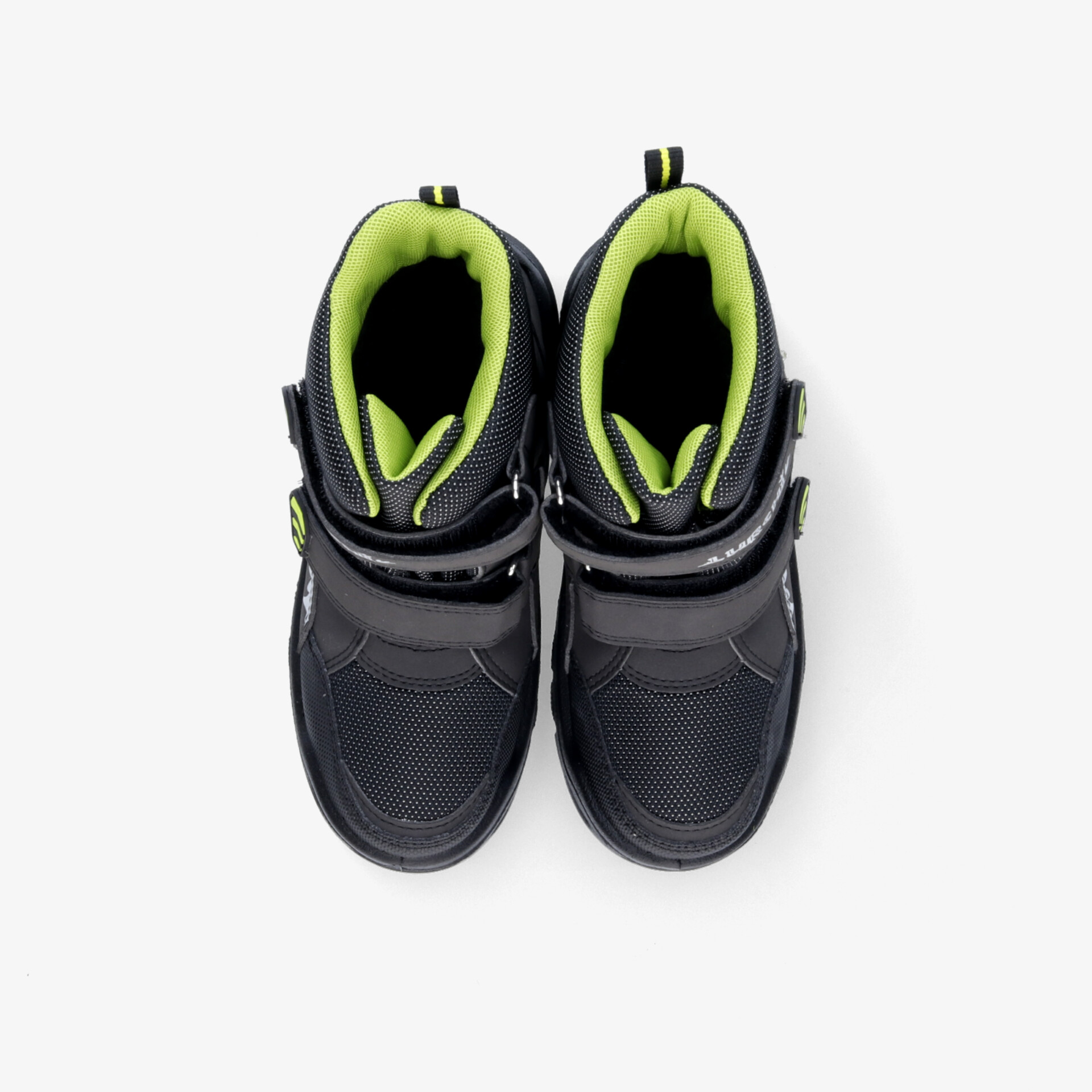 Sportliche Winterschuhe in Schwarz mit grünem Innenfutter, warme Isolierung und rutschfester Sohle