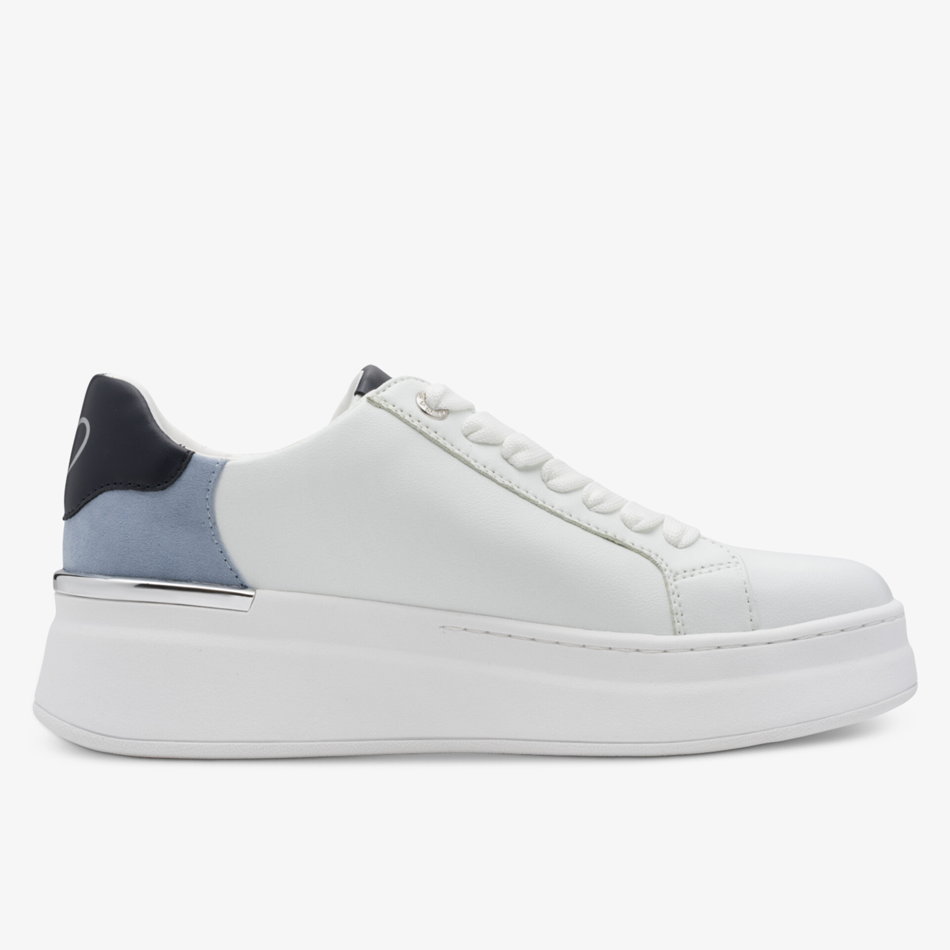 Moderner weißer Sneaker mit runder Zehenbox und bequemer dicker Sohle, klare seitliche Ansicht