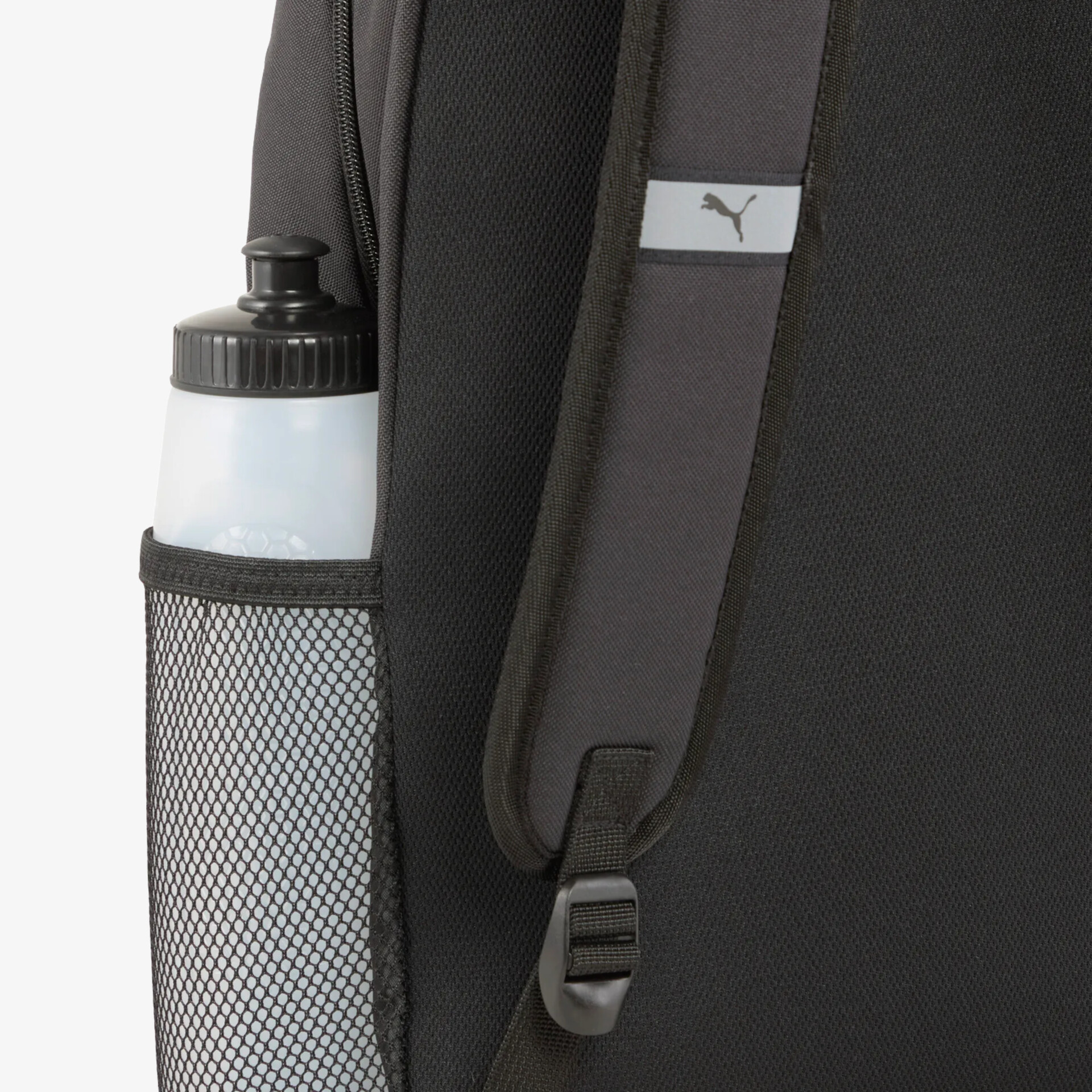 Detailaufnahme einer schwarzen Netztasche mit transparenter Trinkflasche an einem Rucksack