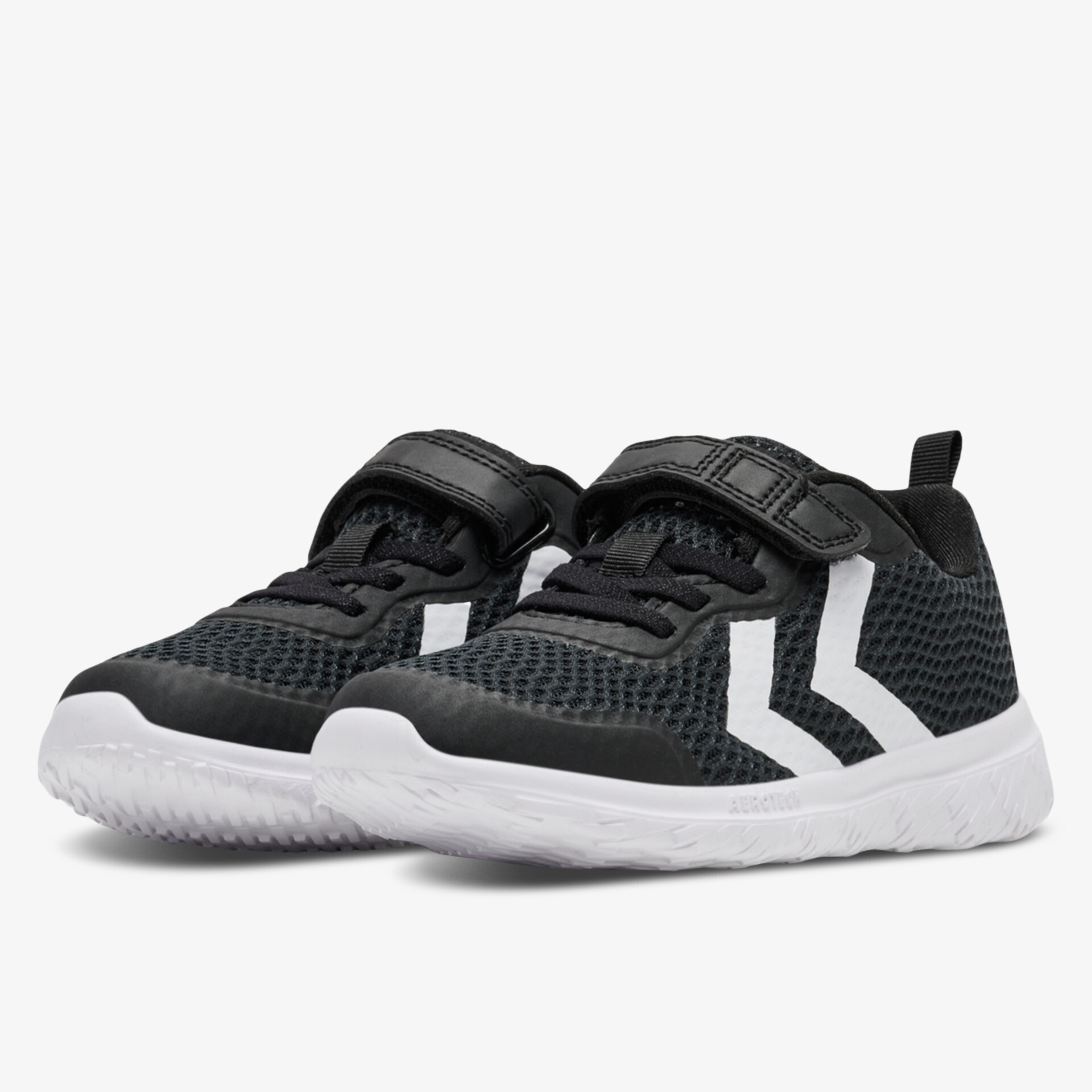 Schwarzer leichter Sportschuh mit atmungsaktivem Mesh und rutschfester weißer Sohle