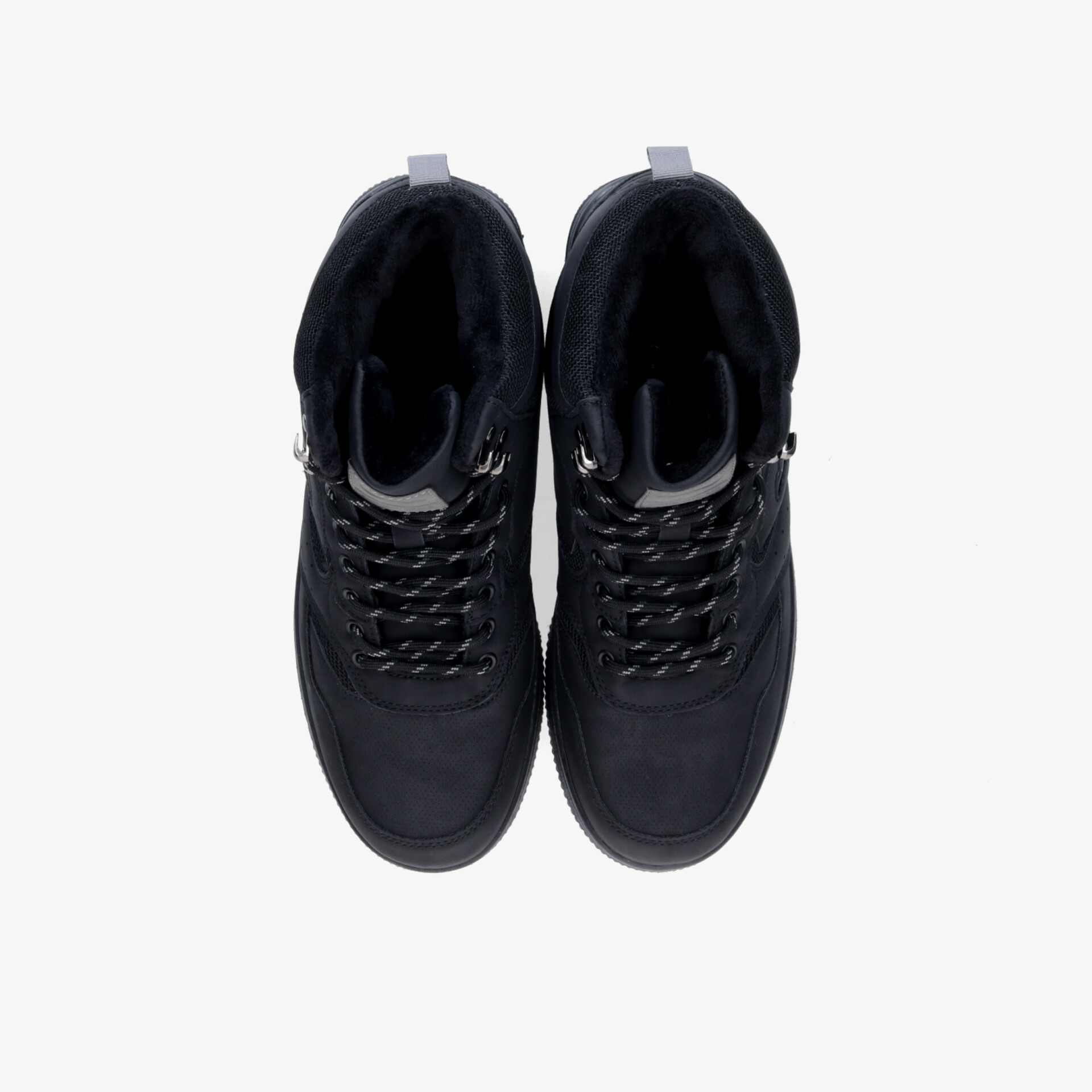 Schwarze Sneaker Paar in Draufsicht, bequem und strapazierfähig mit rutschfester Sohle und modischem Design