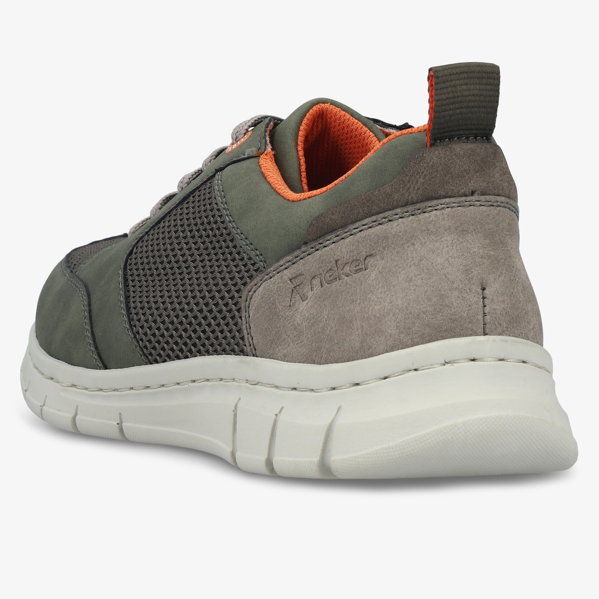 Bequemer Sneaker mit robuster Sohle und atmungsaktiven Materialien in stilvollem Design.
