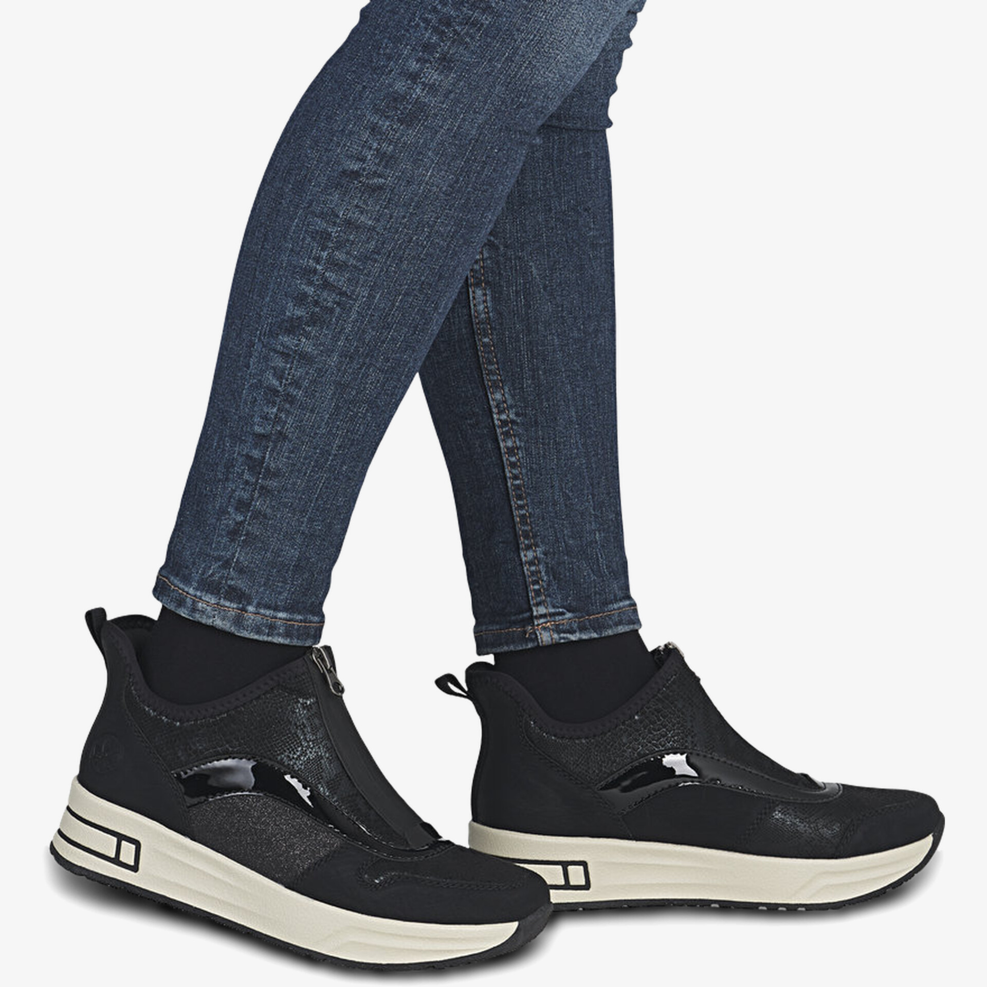 Bequeme schwarze Sneaker mit elastischem Schaft und leicht profilierter weißer Sohle, modern und sportlich